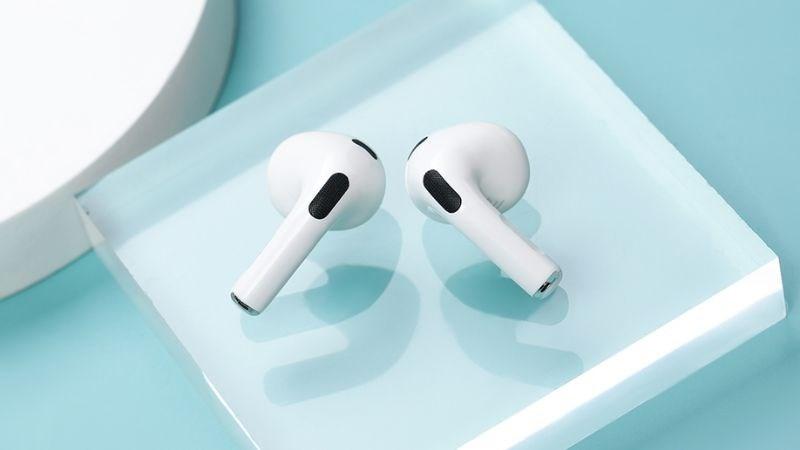 Cả 2 đều c&oacute; ngoại h&igrave;nh kh&aacute; tương đồng, nhưng AirPods 4 c&oacute; nhiều sự cải tiến hơn