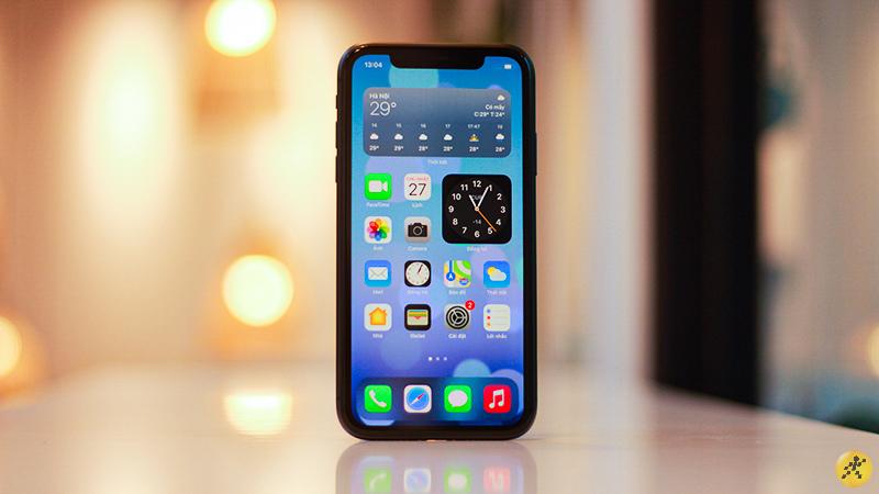 Điểm hiệu năng của iPhone 11 được chấm bằng AnTuTu Benchmark (bên trái), 3DMark Sling Shot Extreme (giữa) và 3DMark Wild Life Stress Test (bên phải).