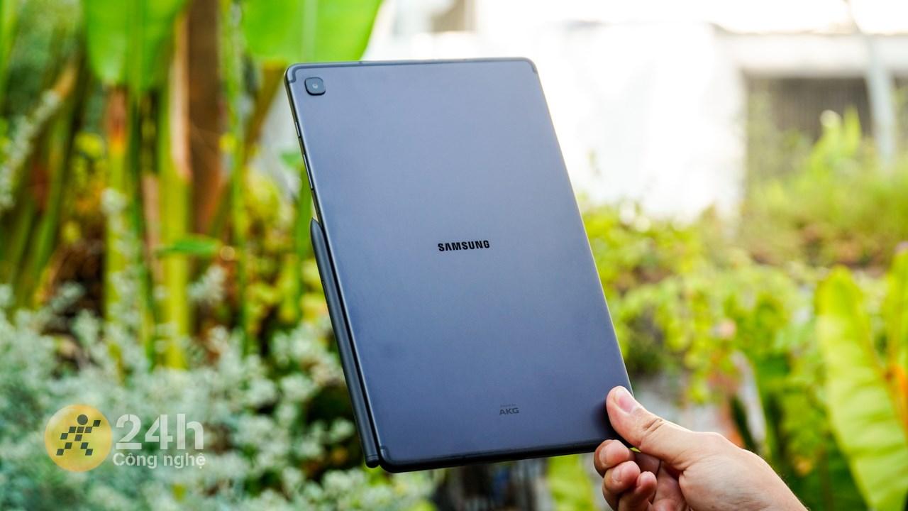 Galaxy Tab S6 Lite 2024 còn rất nhẹ để người dùng sử dụng trên tay thoải mái.