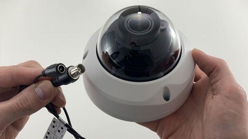 Loại camera giám sát có d&acirc;y sở hữu đ&ocirc;̣ bảo m&acirc;̣t cao và giá thành d&ecirc;̃ ti&ecirc;́p c&acirc;̣n