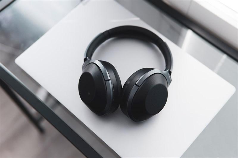 Tai nghe True Wireless được trang bị kèm hộp sạc rất tiện lợi trong quá trình sử dụng. Nguồn: Unsplash.