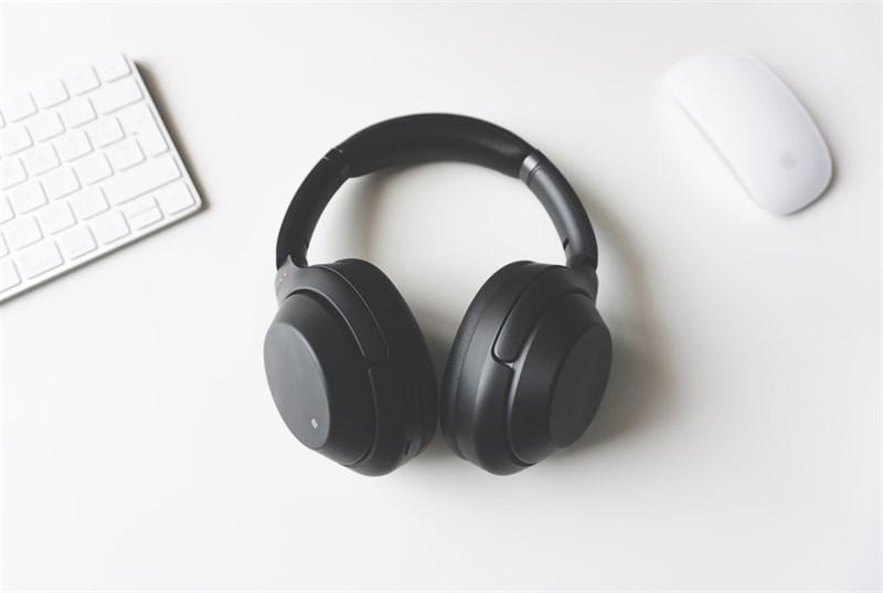 Tai nghe True Wireless là loại tai nghe hoàn toàn không dây. Nguồn: Unsplash.