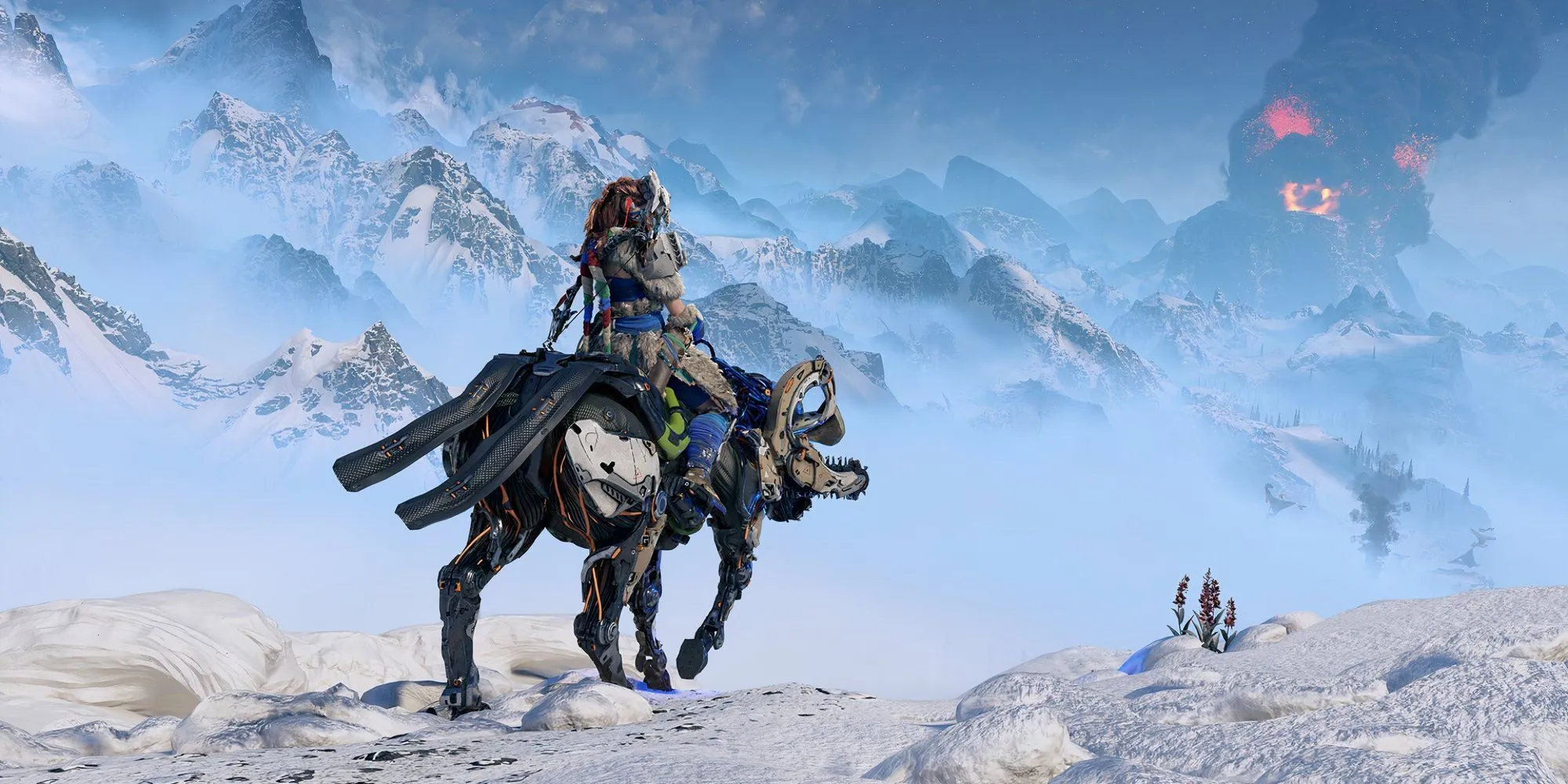 Aloy cưỡi robot Stalker ở vùng núi tuyết trong Horizon Zero Dawn