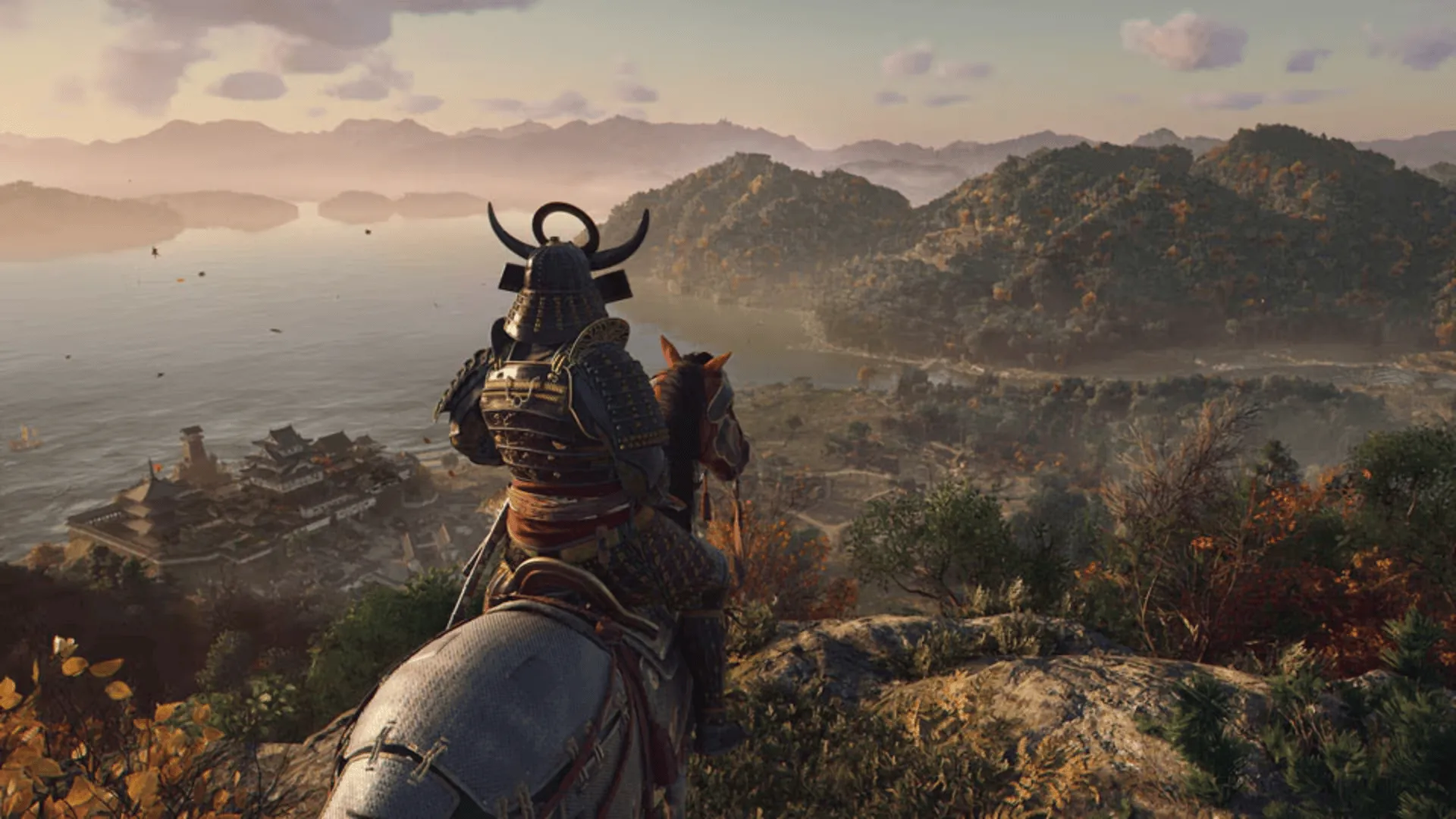 Ảnh chụp màn hình một nhân vật trong Assassin's Creed Shadows đang ẩn nấp trong môi trường Nhật Bản cổ kính