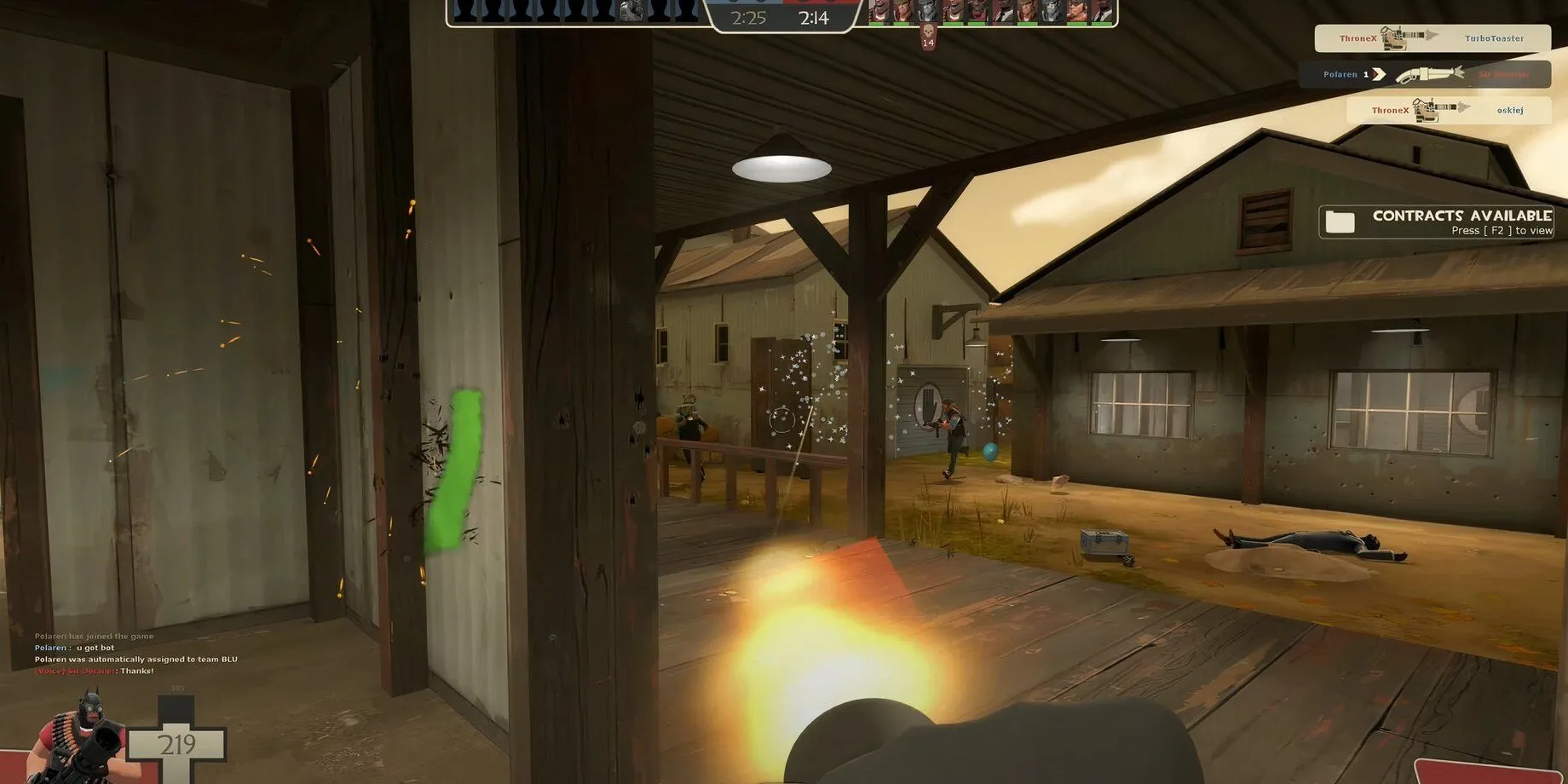 Cảnh gameplay hỗn loạn trong game hero shooter kinh điển Team Fortress 2, với các lớp nhân vật đặc trưng