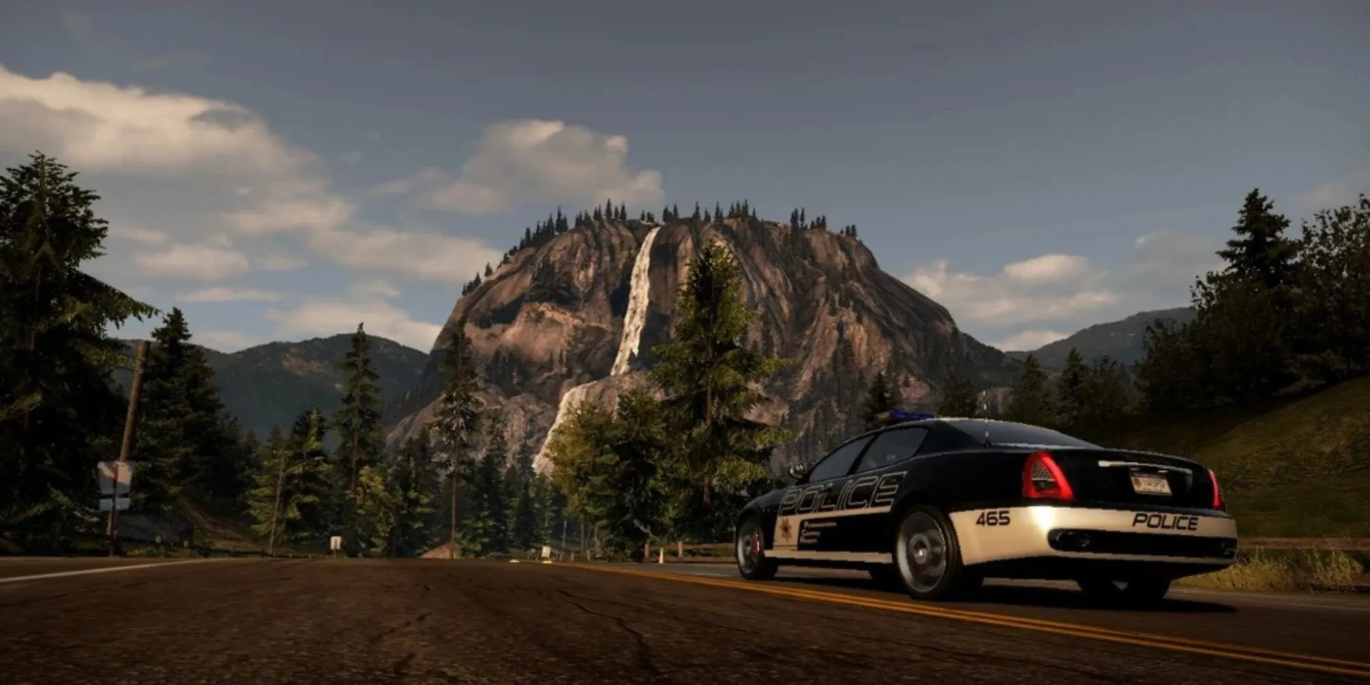 Cảnh quan đa dạng của Seacrest County trong Need for Speed Hot Pursuit 2010 từ bờ biển đến núi rừng