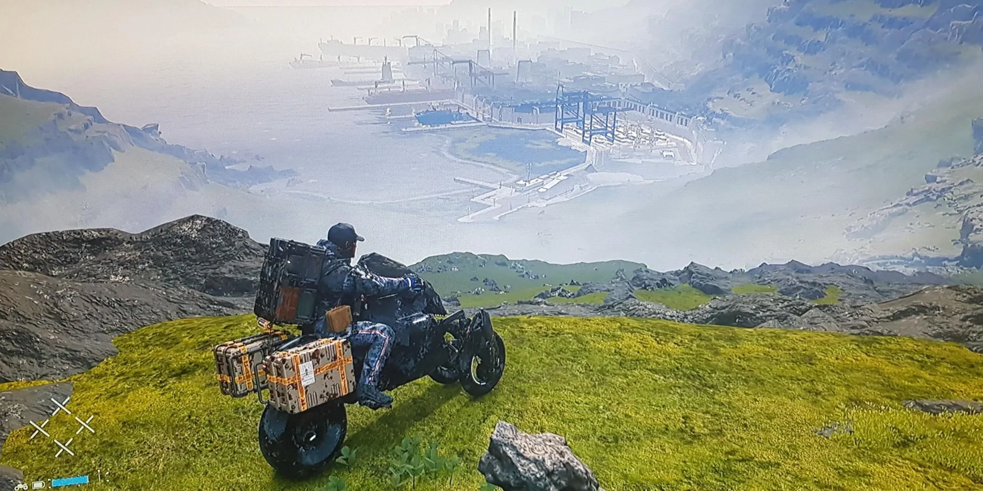 Cảnh quan rộng lớn và hoang sơ trong Death Stranding, nơi Sam Porter Bridges thực hiện nhiệm vụ giao hàng