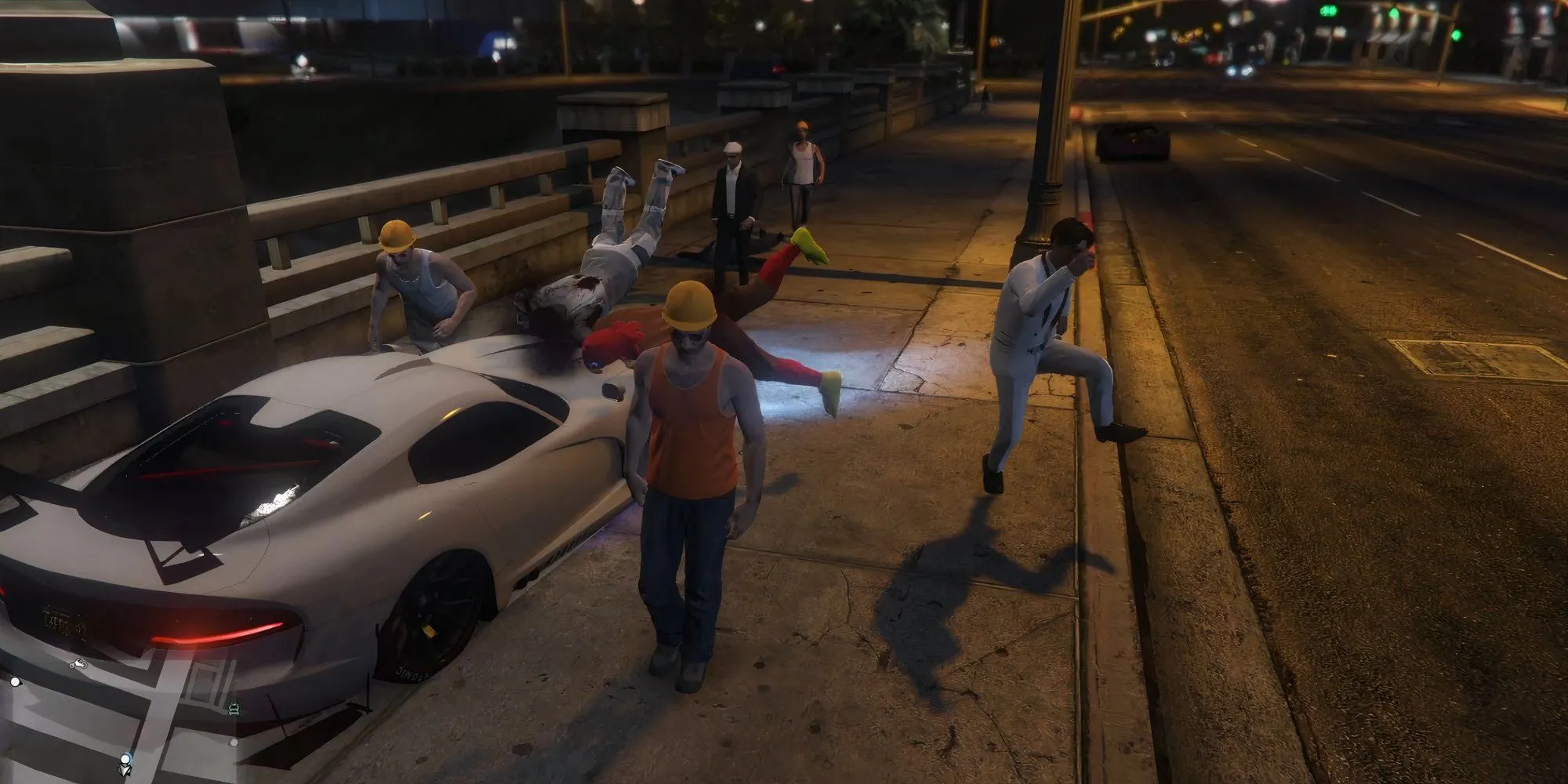 Đoàn người biểu tình trong GTA V Online bị một chiếc xe chạy tốc độ cao đâm phải