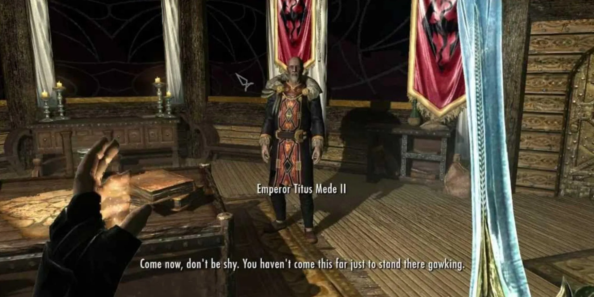Dovahkiin ám sát Hoàng đế Titus Mede II theo lệnh Dark Brotherhood trong Skyrim.