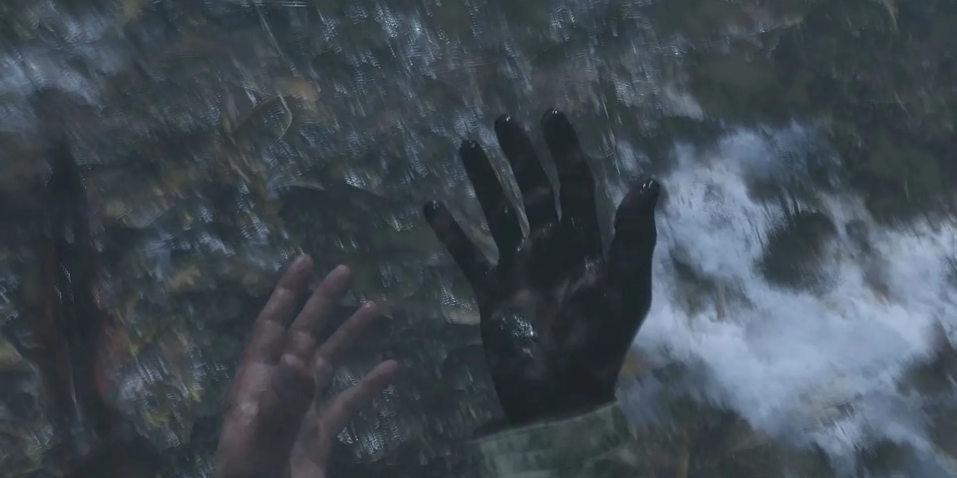 Ethan Winters đối mặt với hiểm nguy trong Resident Evil Village, tay chân liên tục bị tổn thương.