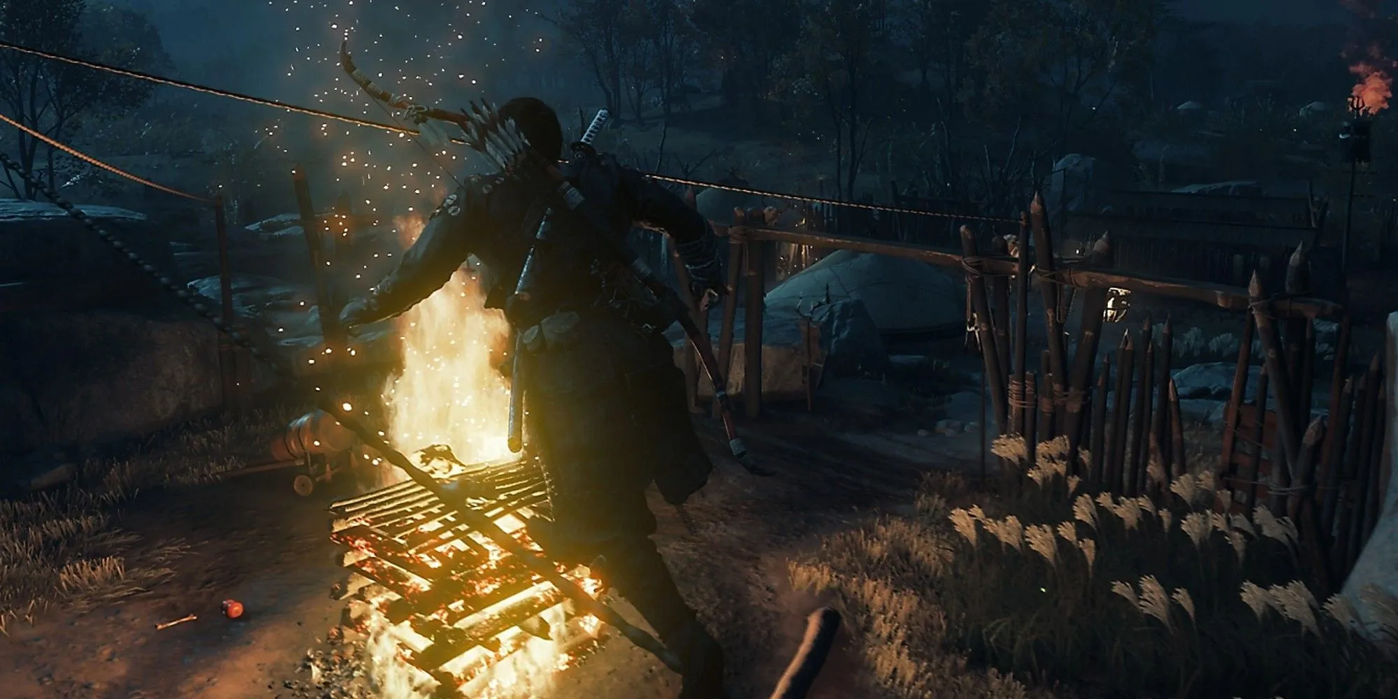 Jin Sakai thực hiện pha hành động lén lút vào ban đêm trong Ghost of Tsushima