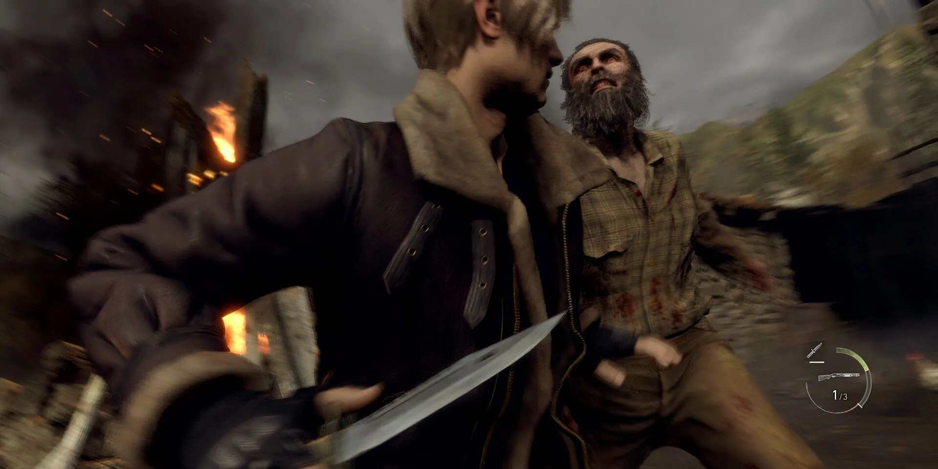 Leon S. Kennedy chuẩn bị dao để parry đòn tấn công trong Resident Evil 4 Remake