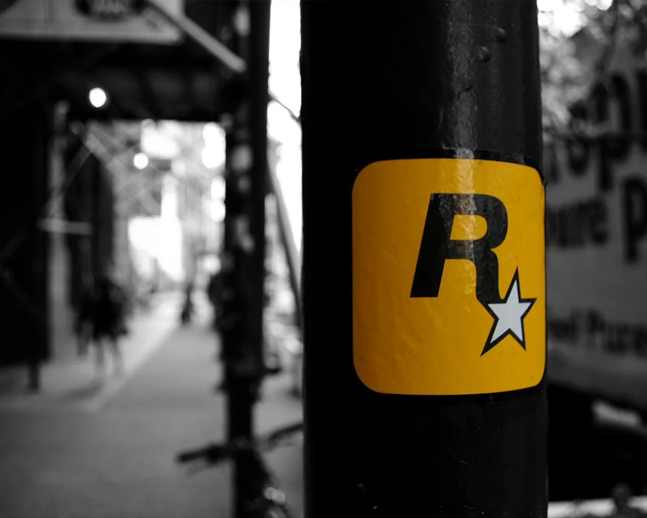 Logo Rockstar Games nổi bật trên một tòa nhà chọc trời trong thành phố đêm