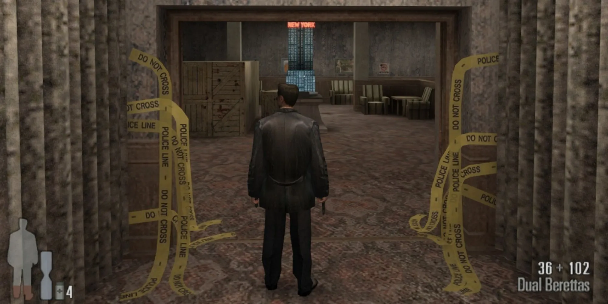 Max Payne đứng trong sảnh khách sạn bị phong tỏa bởi cảnh sát