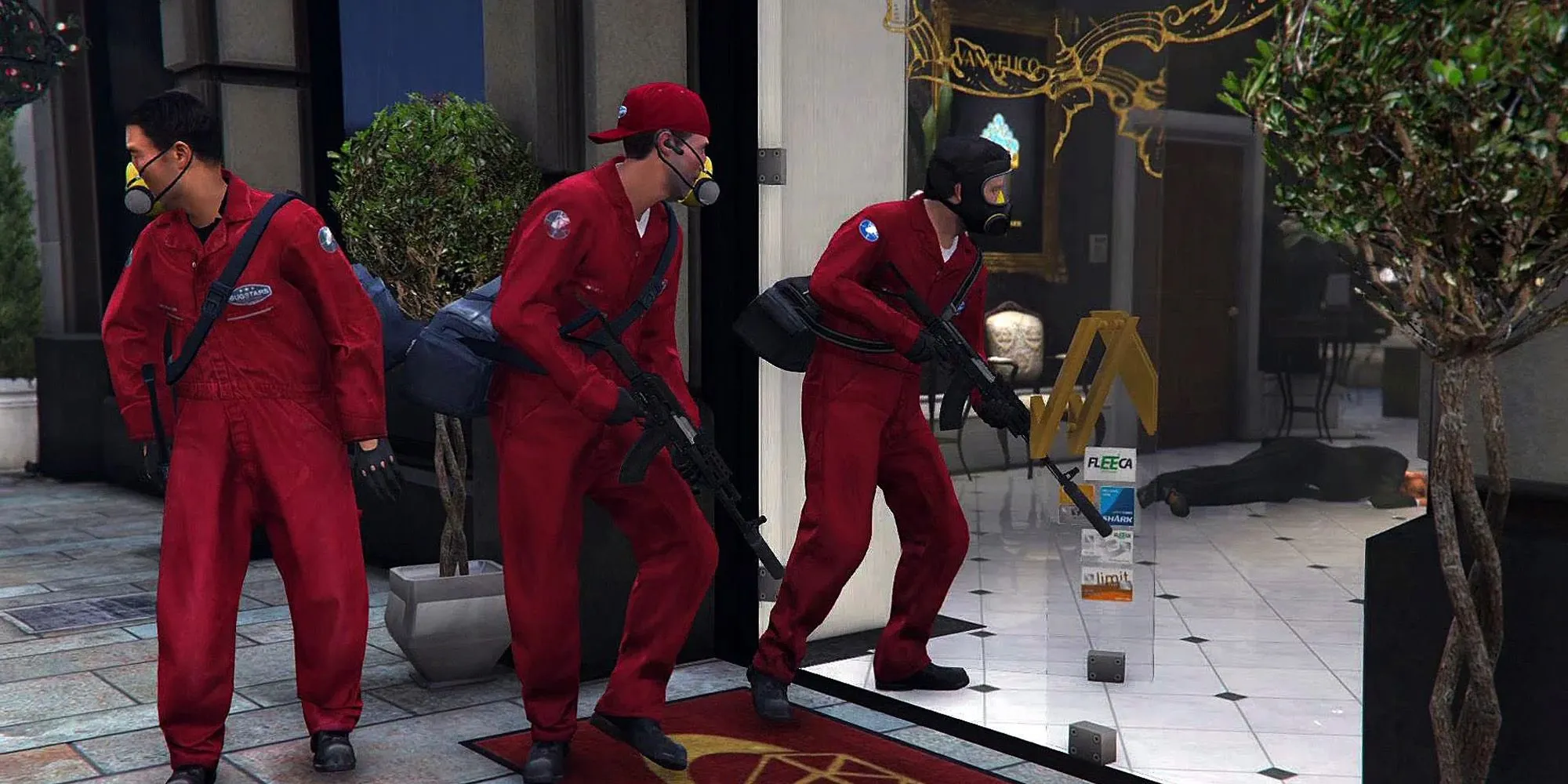Michael và Franklin đột nhập cửa hàng trang sức trong nhiệm vụ The Jewel Store Job của GTA V