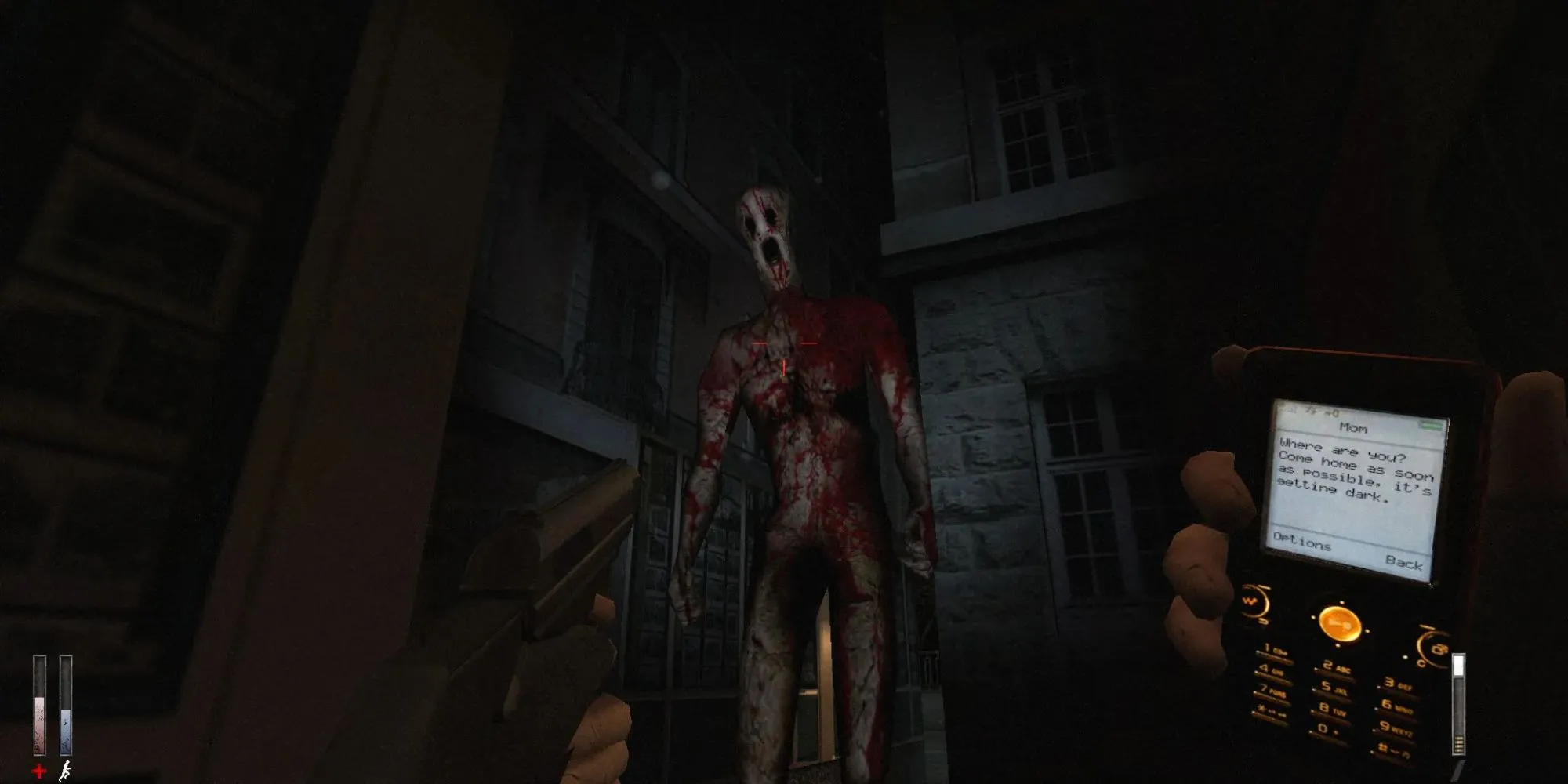 Một cảnh gameplay rùng rợn trong Cry of Fear, nơi nhân vật chính đối mặt với một con quái vật trong môi trường tối tăm và đáng sợ