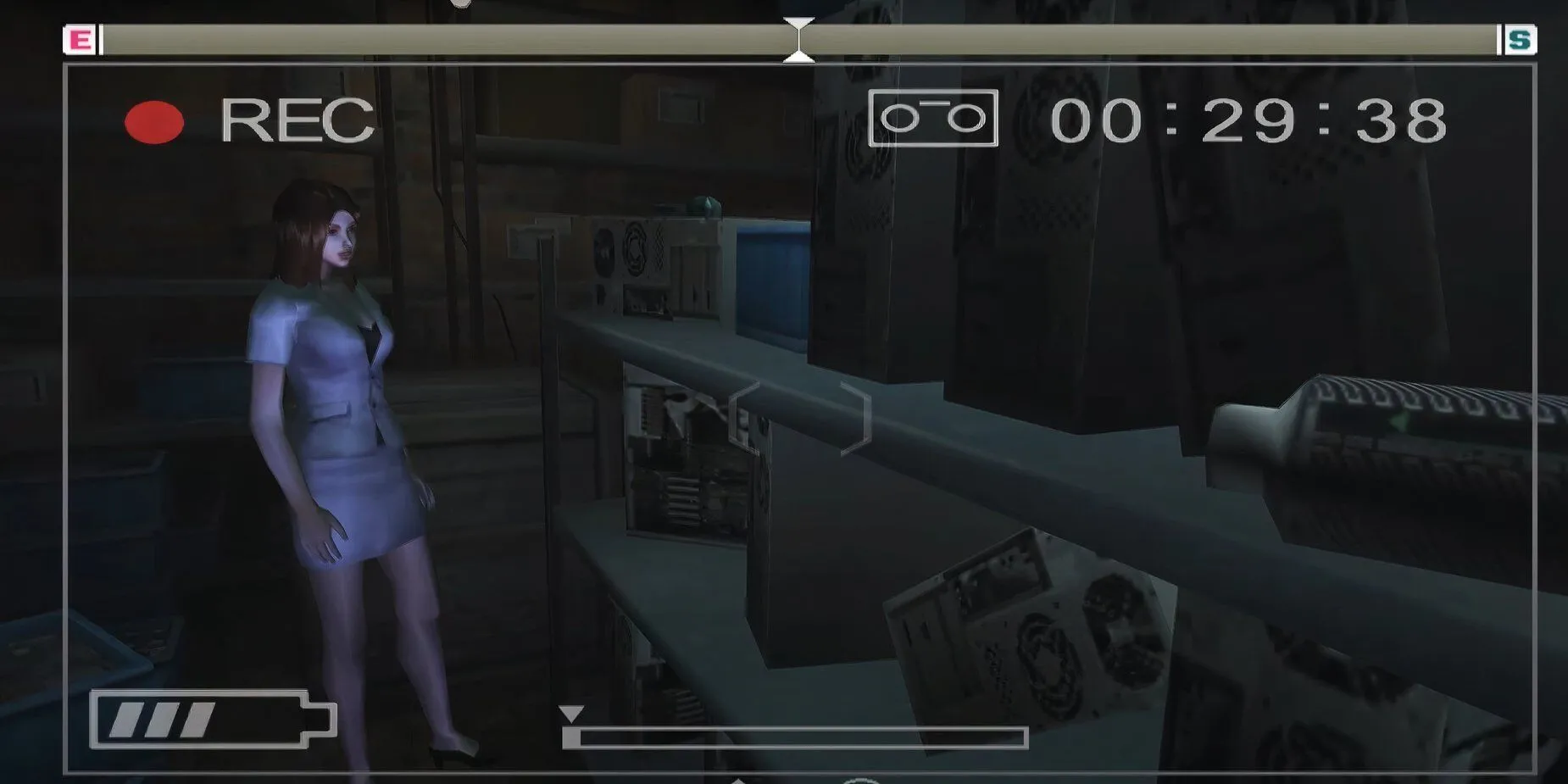 Một cảnh gameplay từ Michigan Report From Hell cho thấy góc nhìn của người quay phim