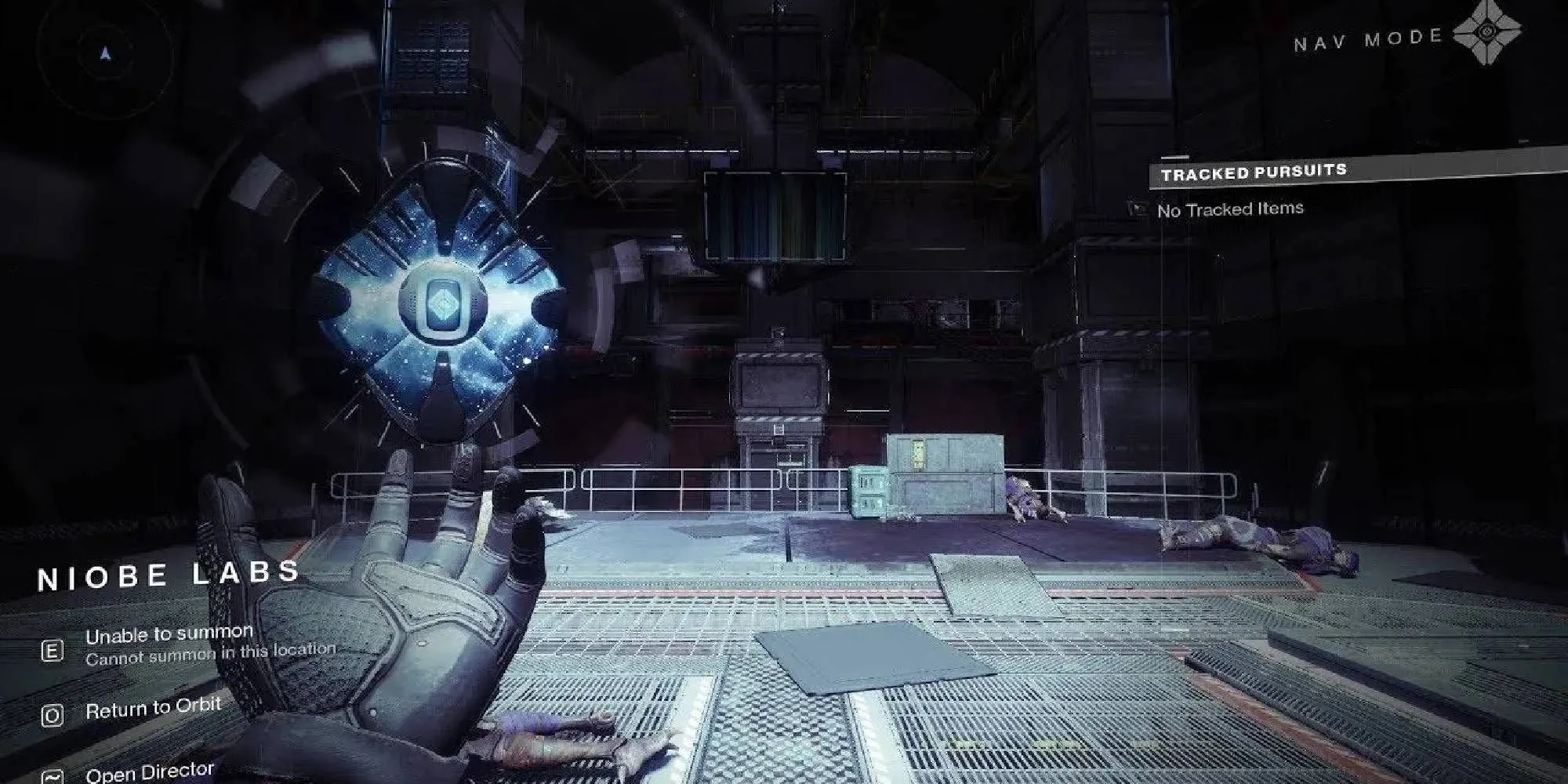 Một Guardian đang tương tác với cơ chế trong Niobe Labs của Destiny 2