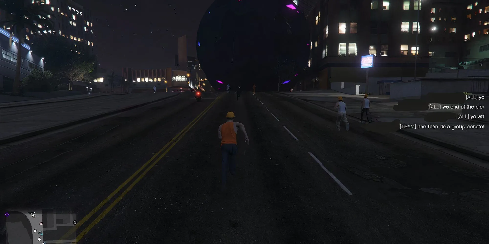 Một hacker đang tạo ra các vật thể cản trở cuộc biểu tình trong GTA V Online