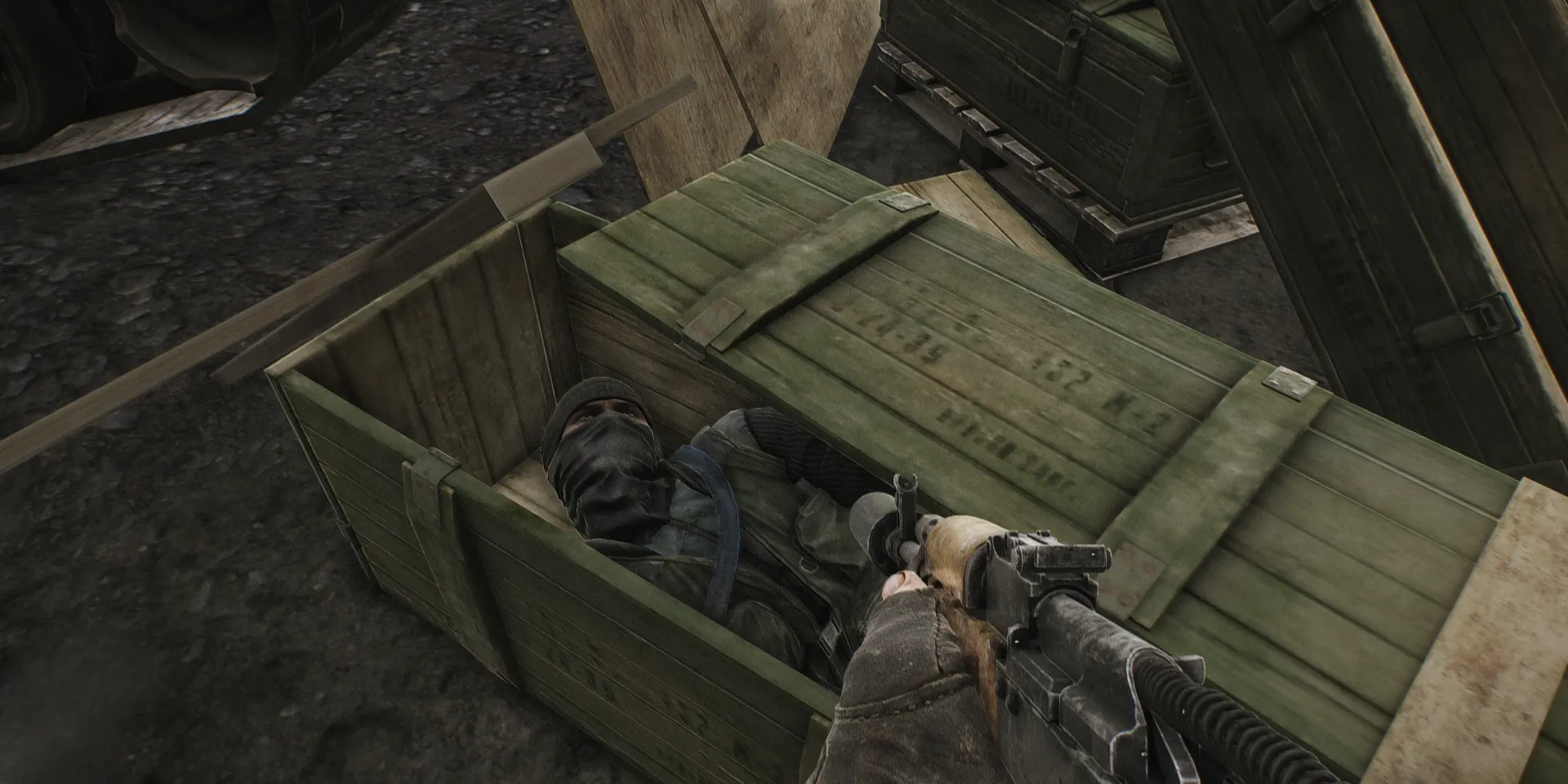 Một Scav đã bị hạ gục nằm trong thùng đạn tại một địa điểm trong Escape From Tarkov, minh họa cho những thay đổi về AI