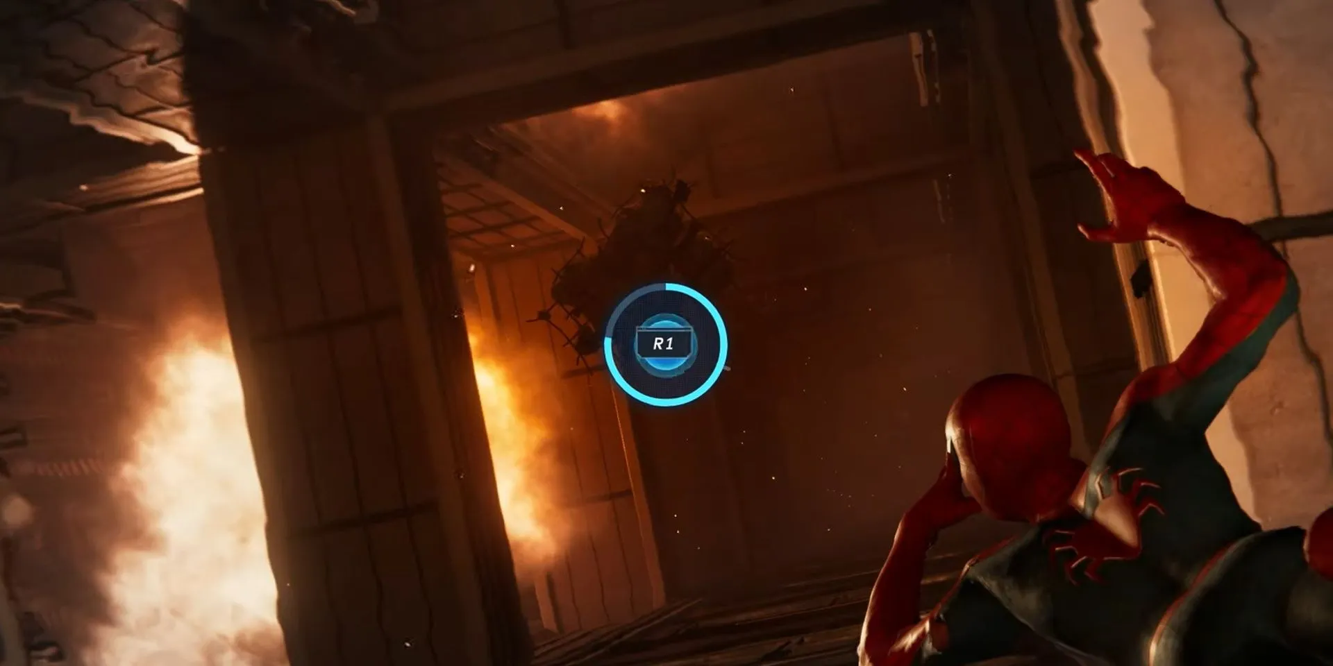 Người Nhện thực hiện QTE để thoát hiểm trong một phân cảnh cháy nổ của Marvel's Spider-Man