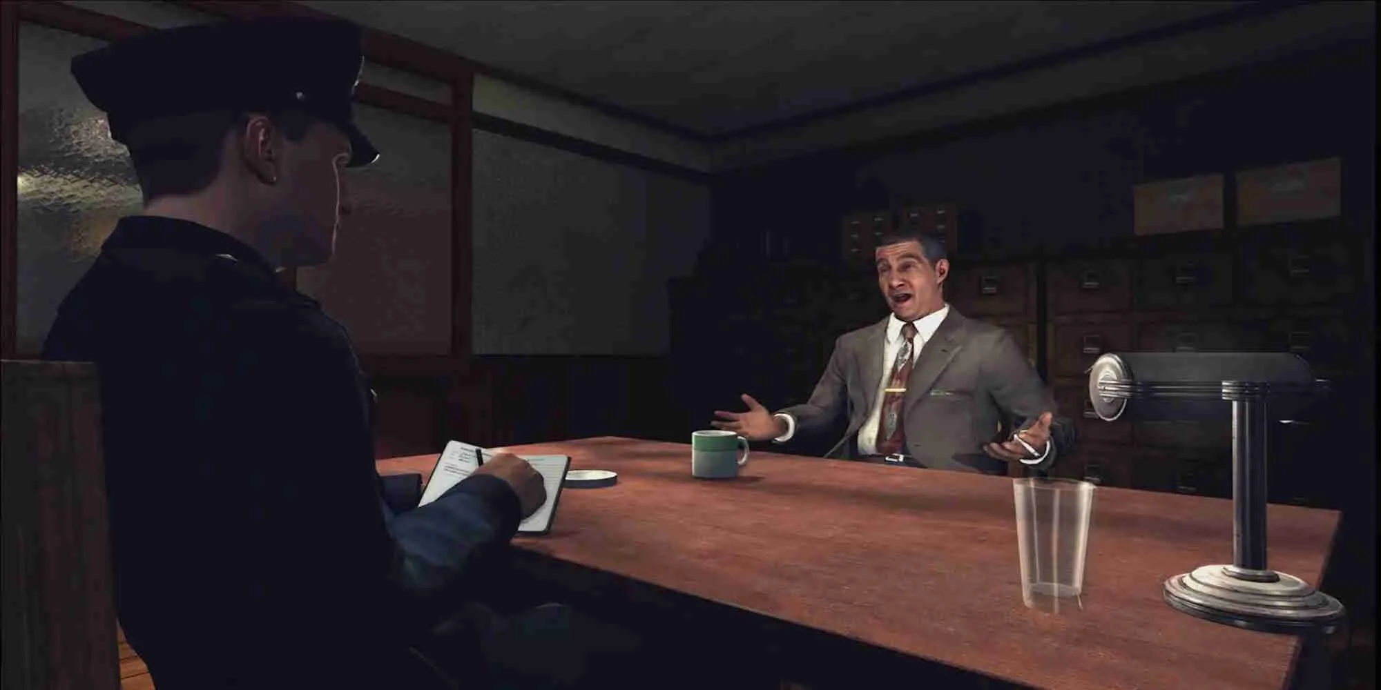 Nhân vật chính Cole Phelps thẩm vấn một nghi phạm trong L.A. Noire