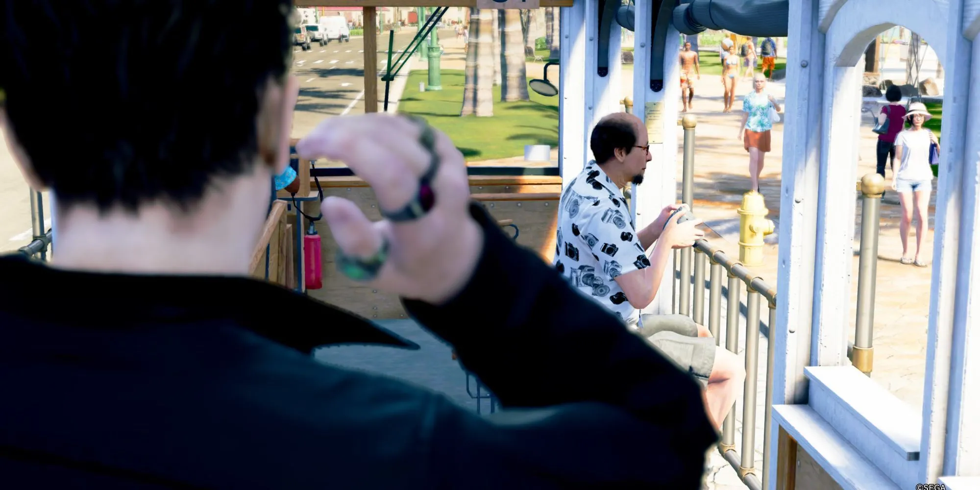 Nhân vật chính đứng trước một chiếc xe điện màu đỏ với biển hiệu Aloha Beach Trolley Stop ở Honolulu
