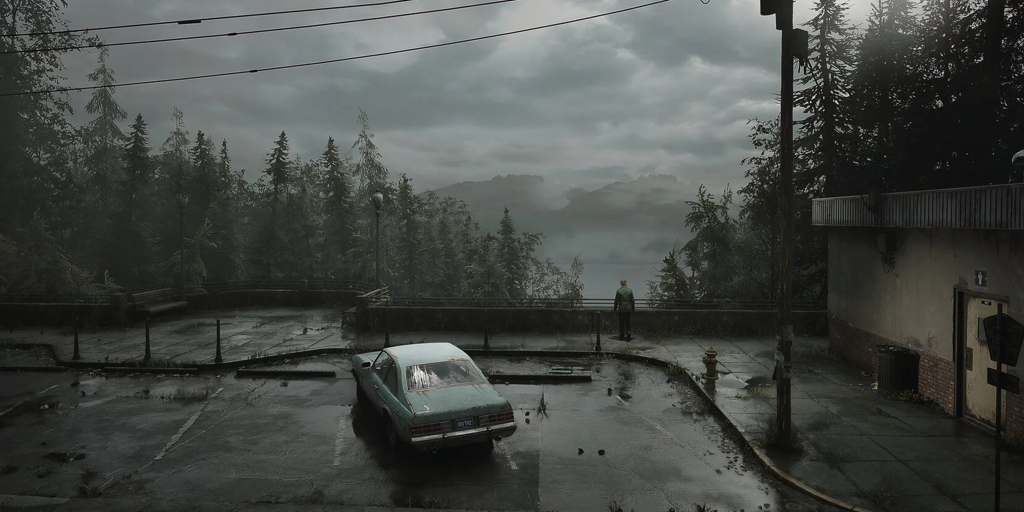 Nhân vật chính James Sunderland đứng quay lưng một mình ngoài trời trong Silent Hill 2, thể hiện sự cô đơn và không khí u ám của game