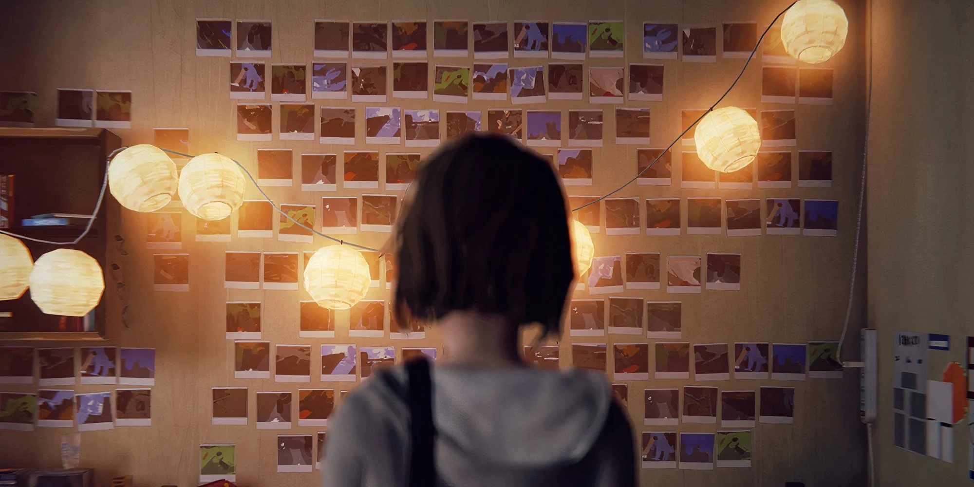 Nhân vật chính Max Caulfield quay lưng trong căn phòng trang trí ảnh polaroid và đèn