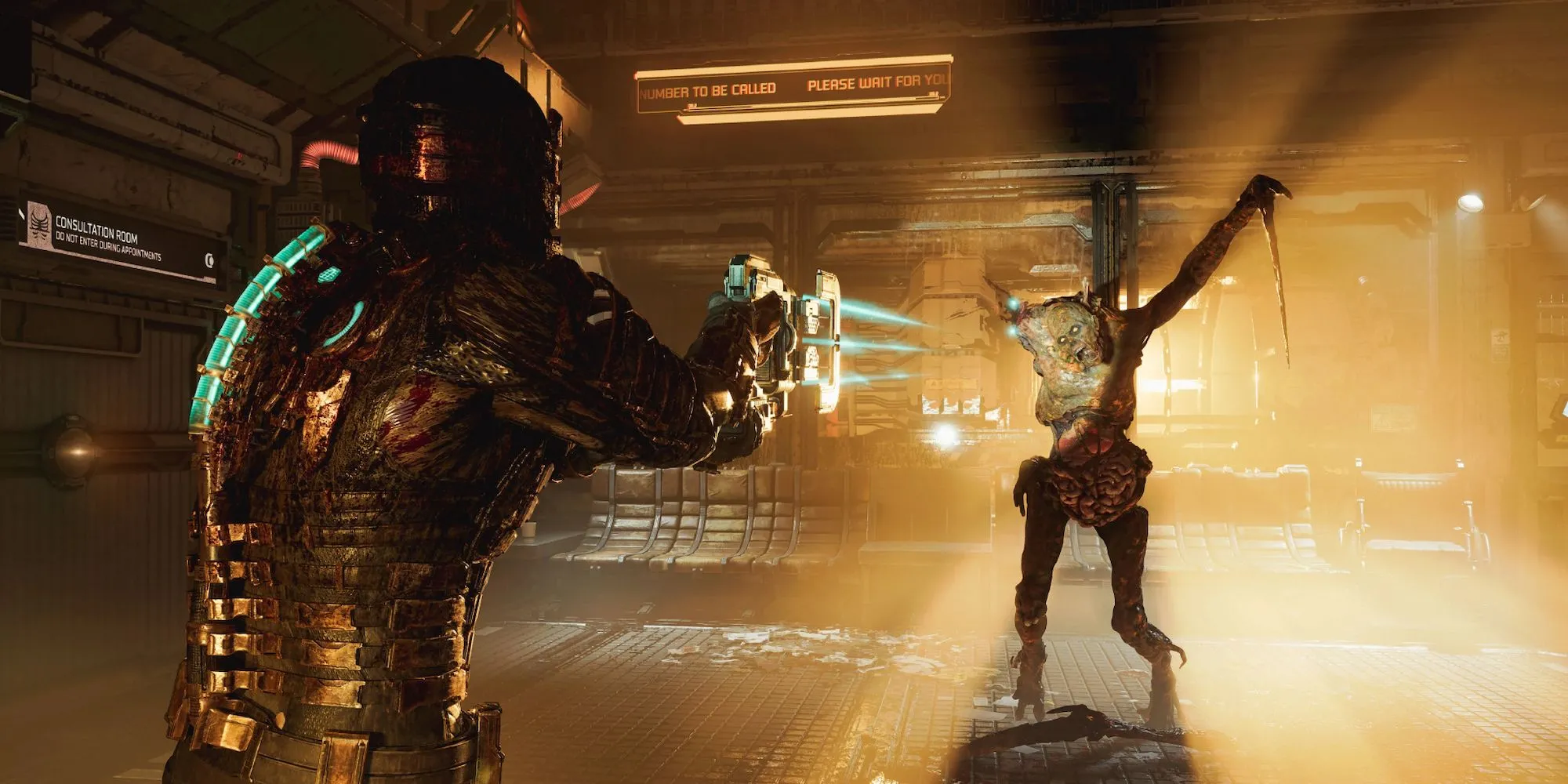 Nhân vật Isaac Clarke trong Dead Space Remake đang chiến đấu với một Necromorph bằng khẩu Plasma Cutter