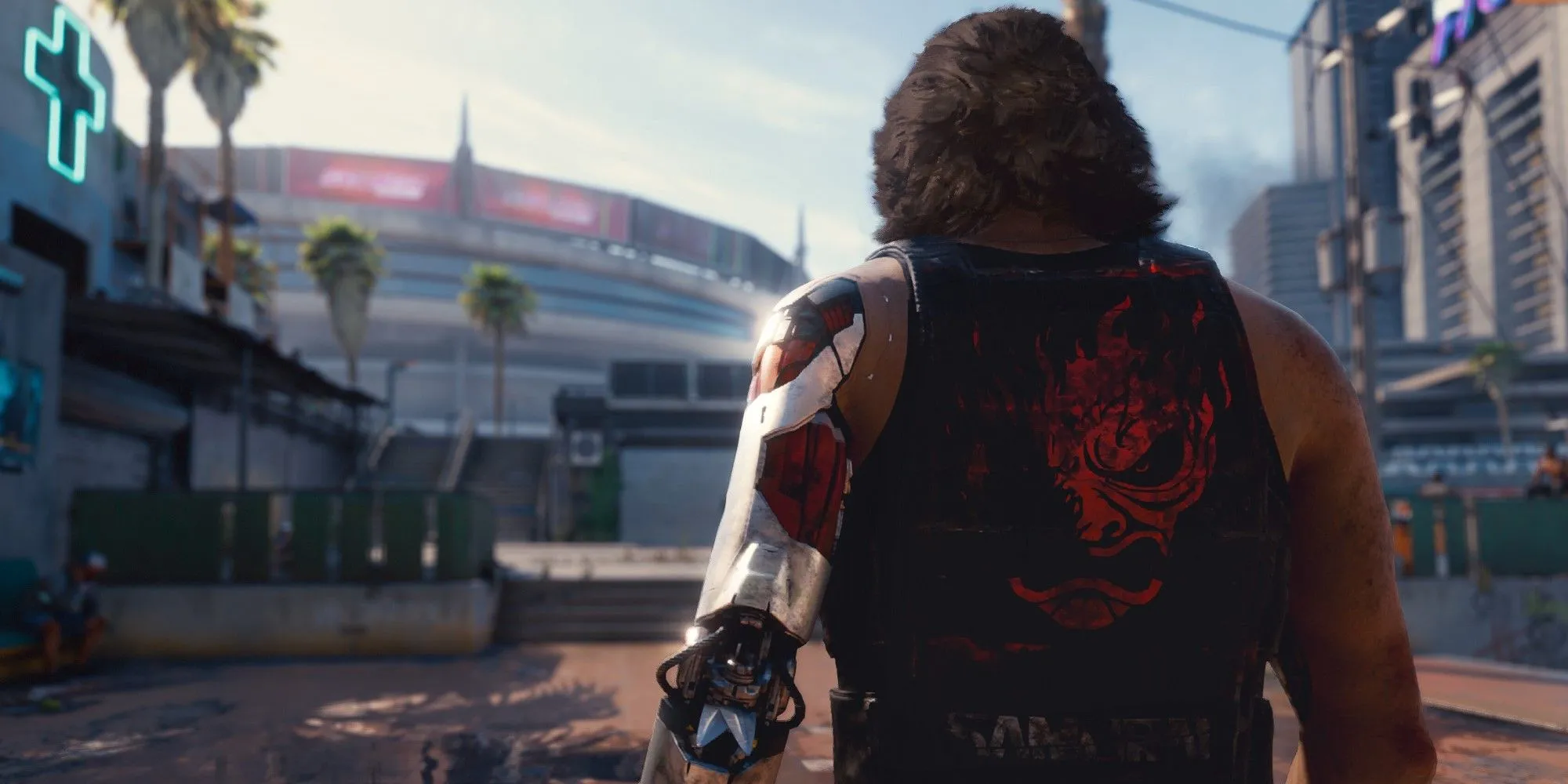 Nhân vật Johnny Silverhand trong Cyberpunk 2077 bước đi trên đường phố Night City