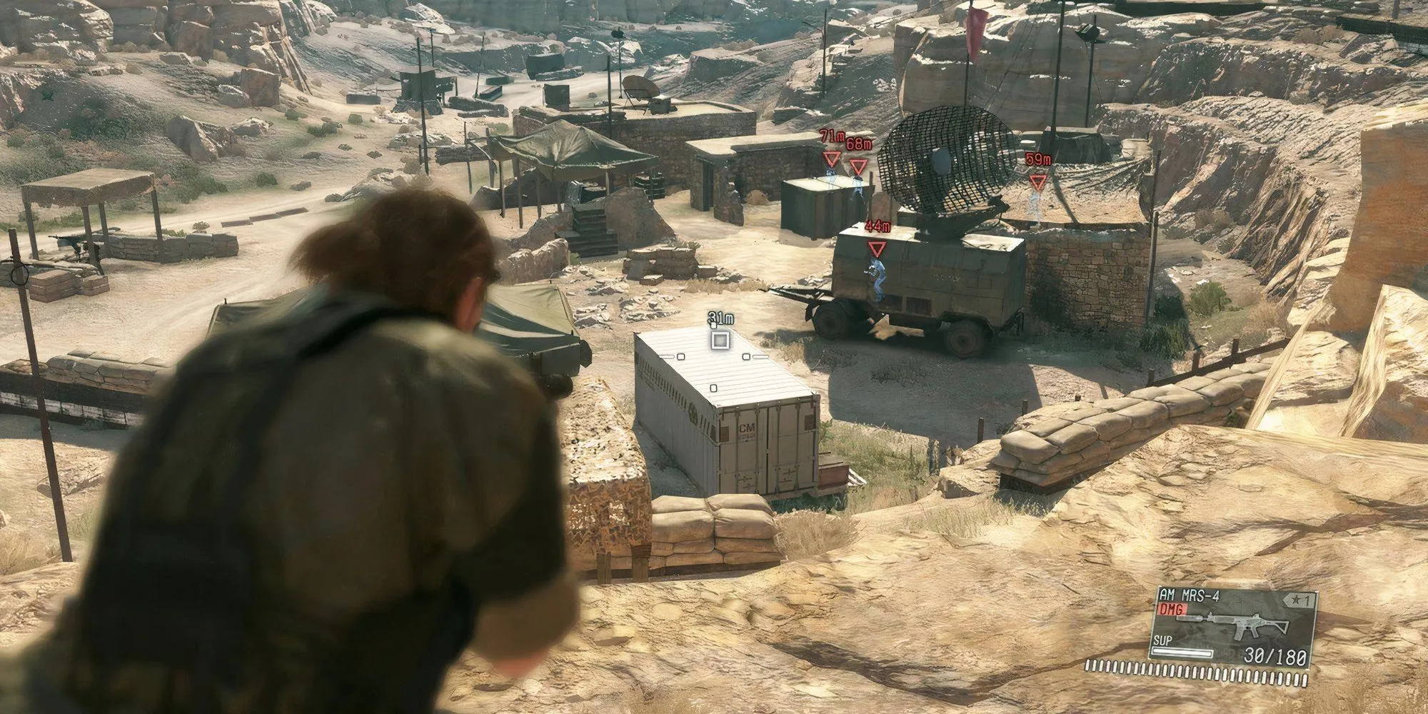 Nhân vật Venom Snake trong Metal Gear Solid 5 The Phantom Pain đang ẩn nấp thực hiện nhiệm vụ lén lút