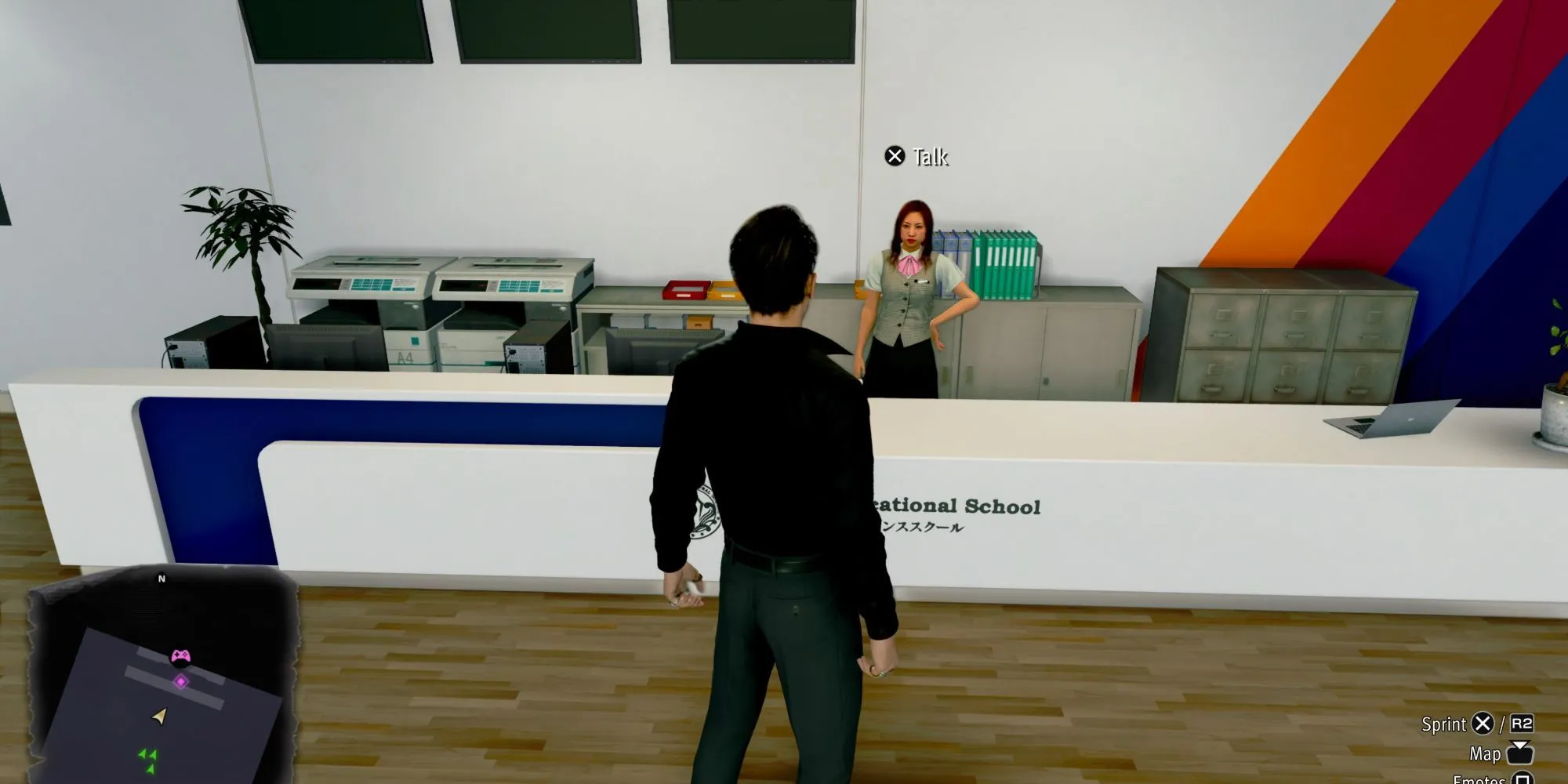 NPC Mifune tại quầy lễ tân trường Ounabara Vocational School trong Like a Dragon Pirate Yakuza