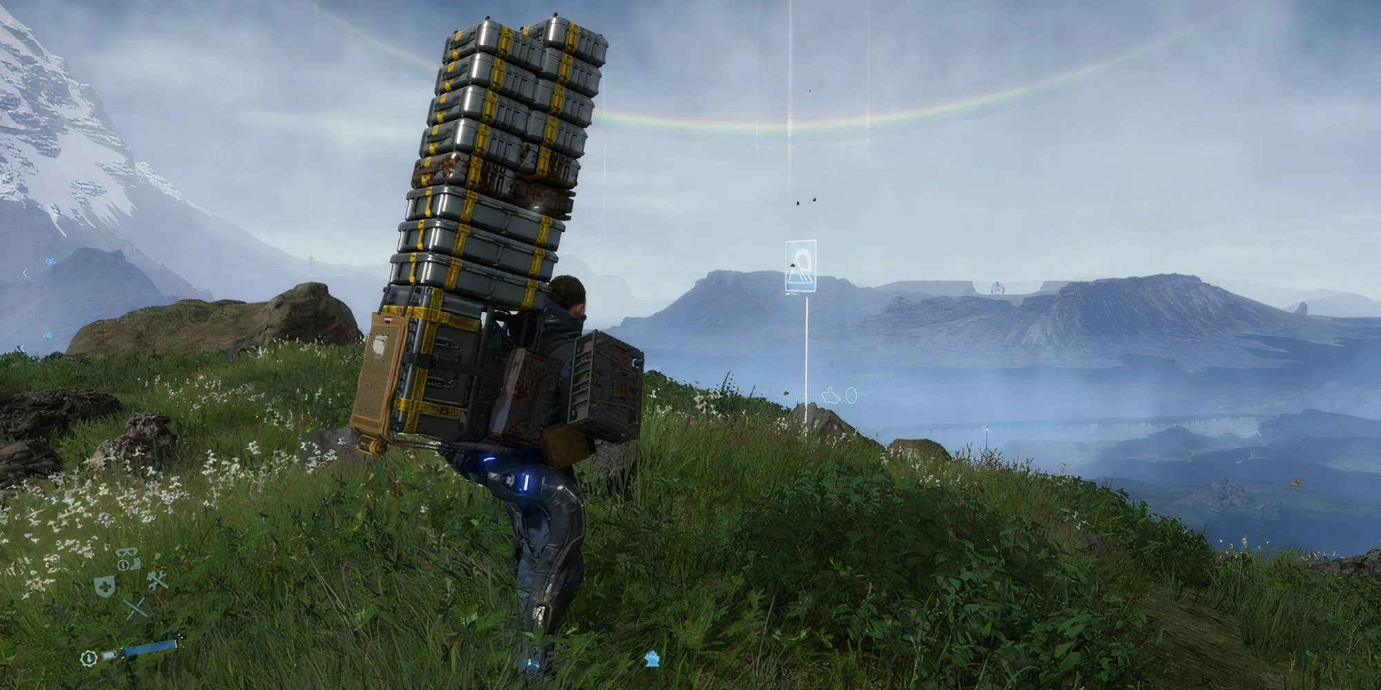 Sam Bridges mang những kiện hàng lớn trên lưng trong thế giới hậu tận thế của Death Stranding