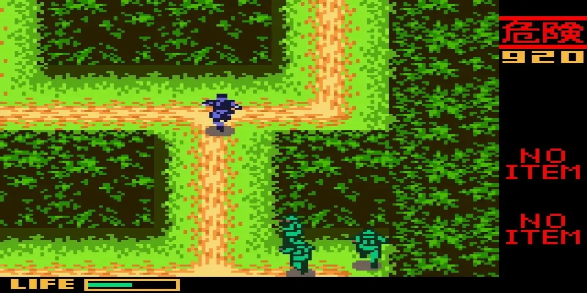 Solid Snake ẩn nấp trong Metal Gear Solid phiên bản Game Boy Color
