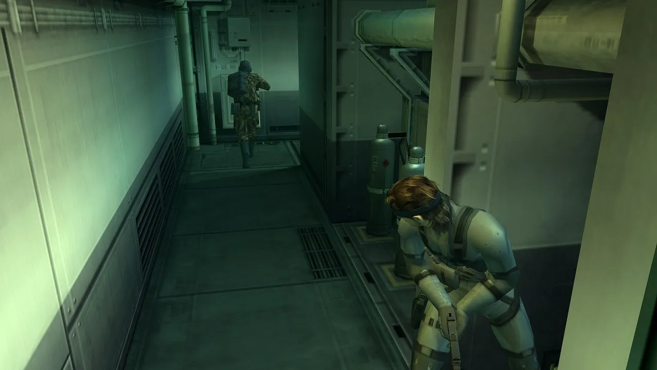 Solid Snake nhìn quanh tường về phía một người lính địch trong Metal Gear Solid 2: Sons of Liberty.