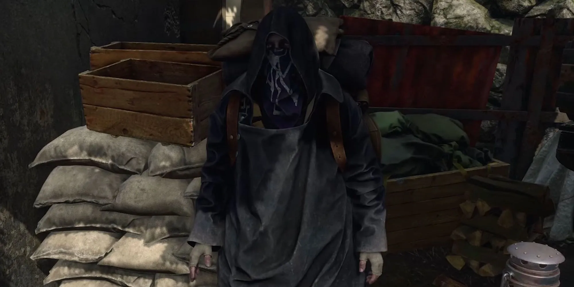 The Merchant từ Resident Evil 4 Remake với khuôn mặt bí ẩn và áo choàng dài