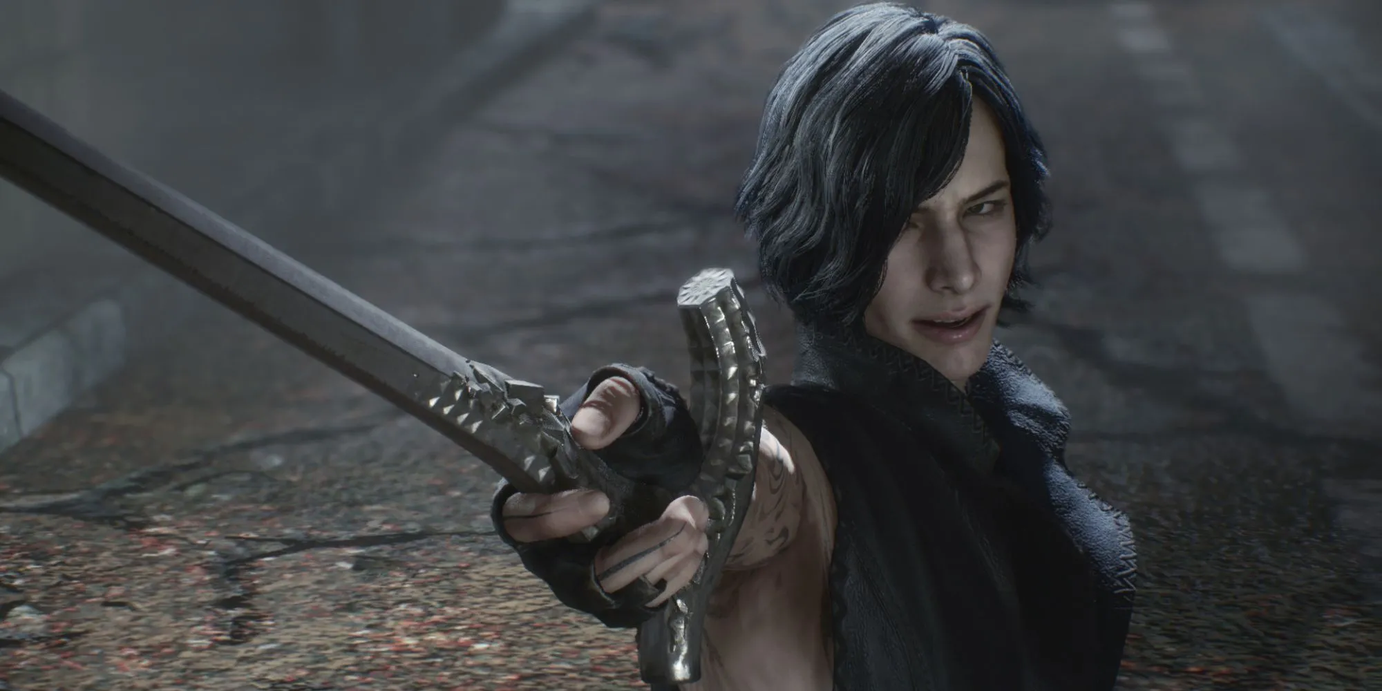 V trong Devil May Cry 5 với cây gậy trên tay, sẵn sàng tung đòn kết liễu đối thủ