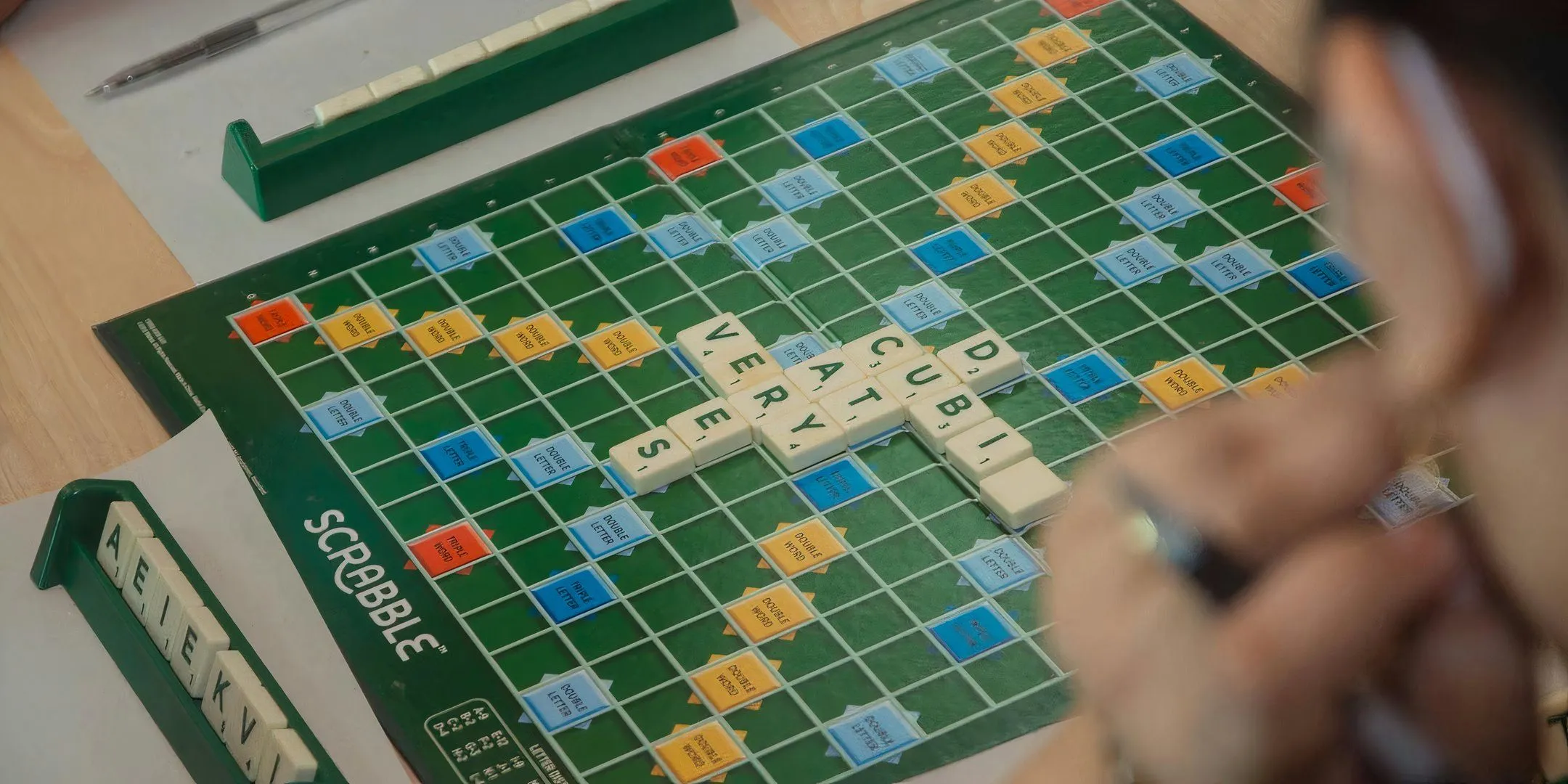 Bàn chơi Scrabble với các quân cờ chữ cái, minh họa cho quy tắc không yêu cầu người chơi phải biết nghĩa từ.