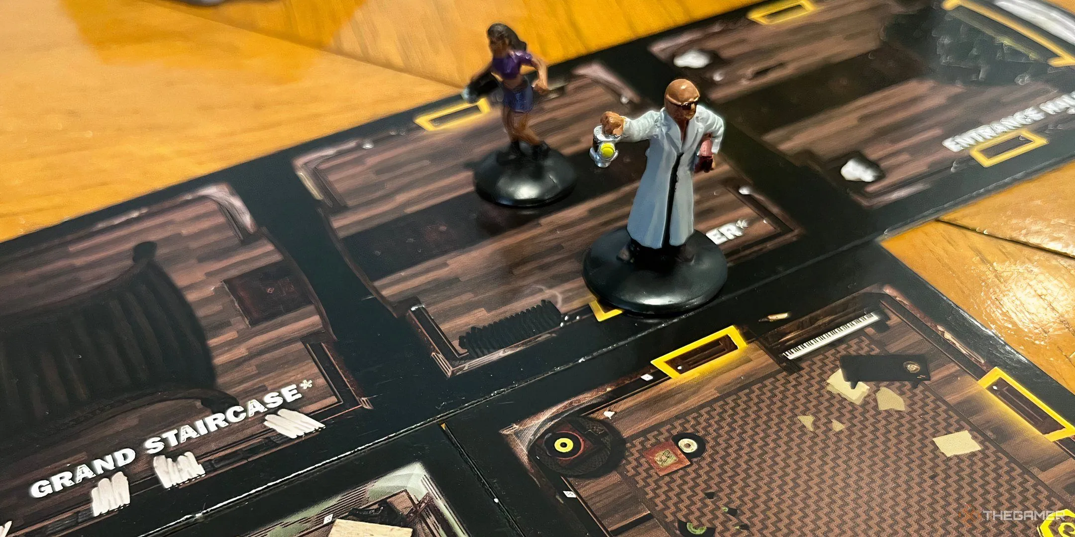 Bàn cờ game Betrayal at House on the Hill với các ô phòng ốc, nơi quy tắc di chuyển và khám phá phòng thường bị hiểu sai.