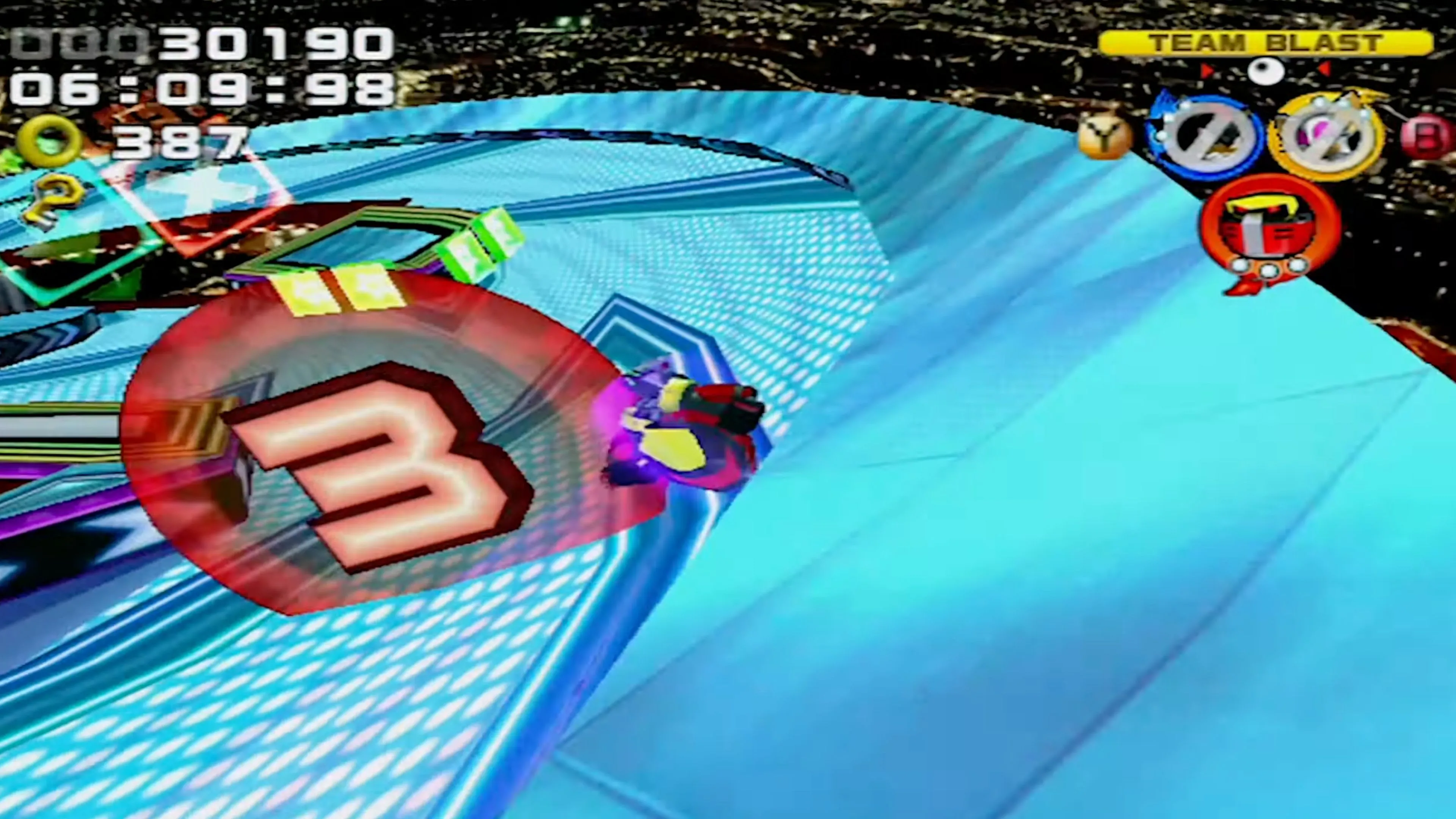Các nhân vật trong Team Sonic vượt qua chướng ngại vật trong màn chơi của Sonic Heroes