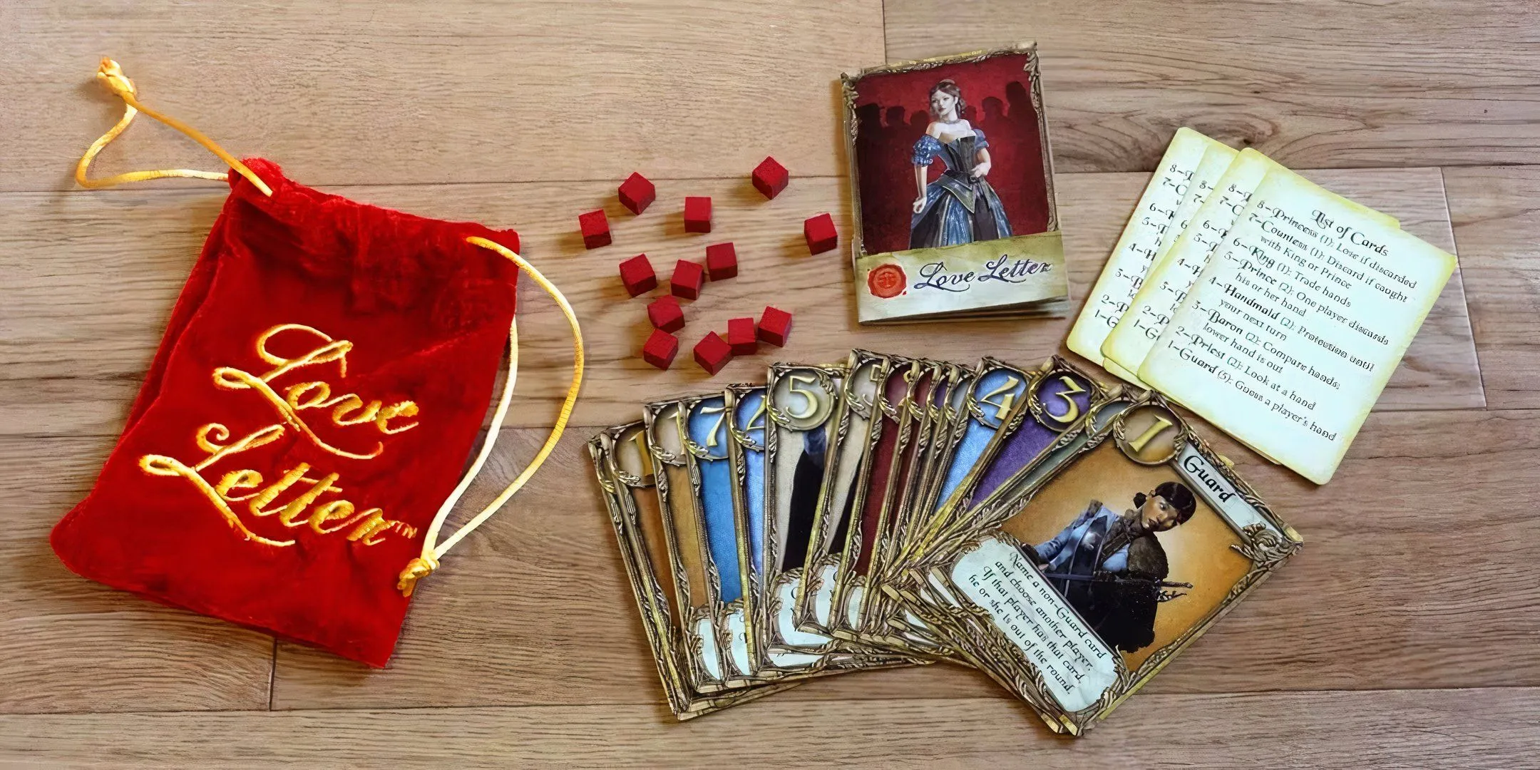 Các thành phần của board game Love Letter được trải ra trên bàn, nơi quy tắc bỏ một lá bài sang một bên là then chốt.
