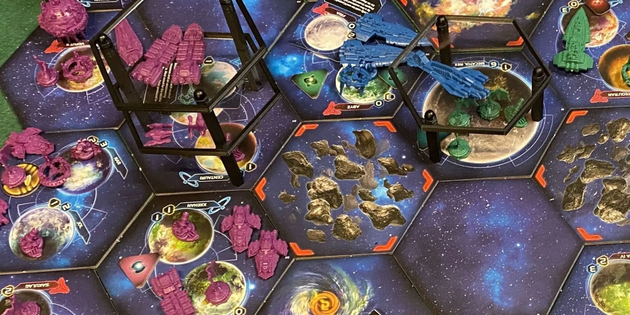 Cận cảnh một ván game Twilight Imperium đang diễn ra, một trong những board game có thời lượng chơi dài nhất.