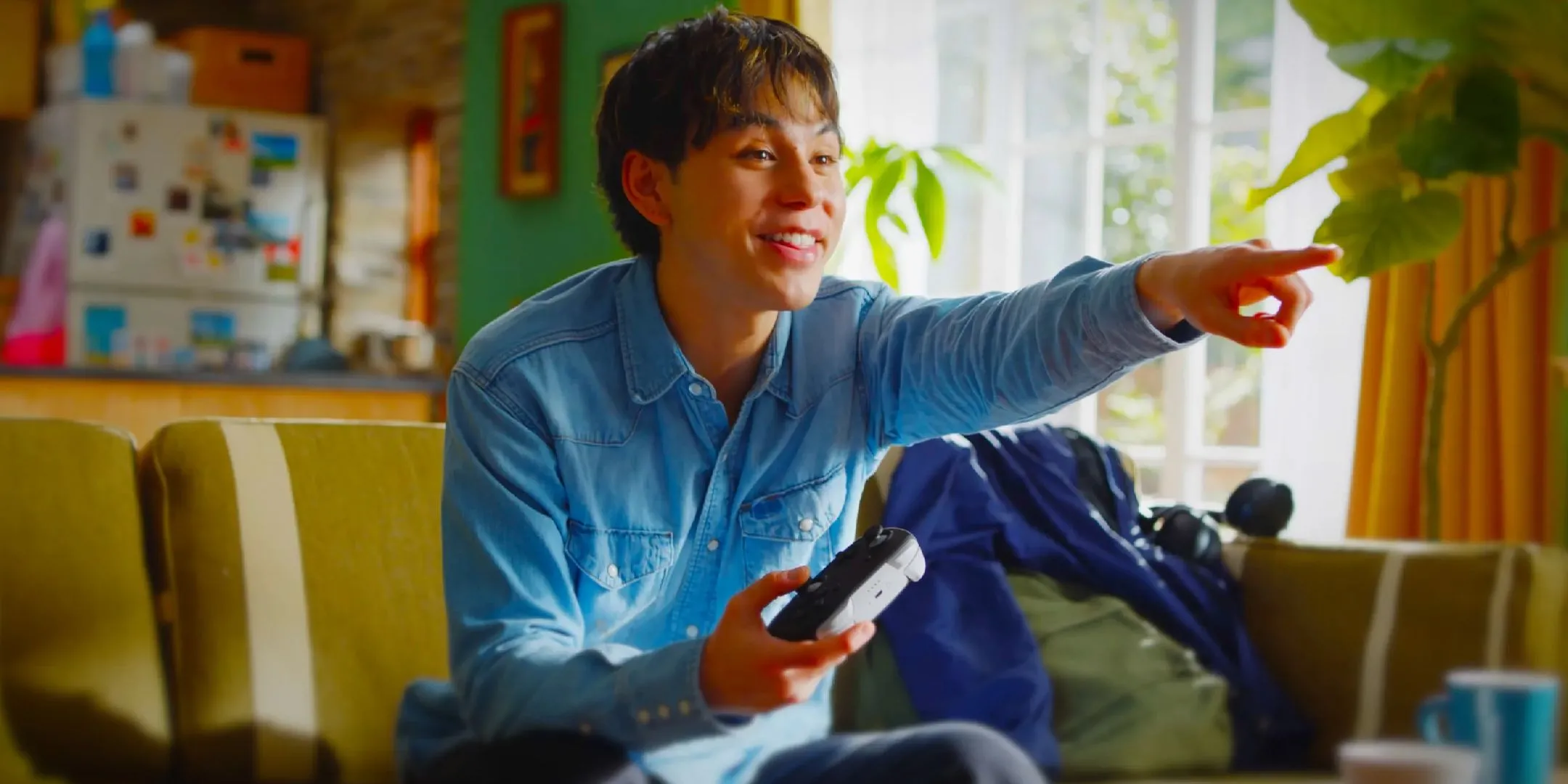 Game thủ đang sử dụng tay cầm Nintendo Switch 2 Pro.