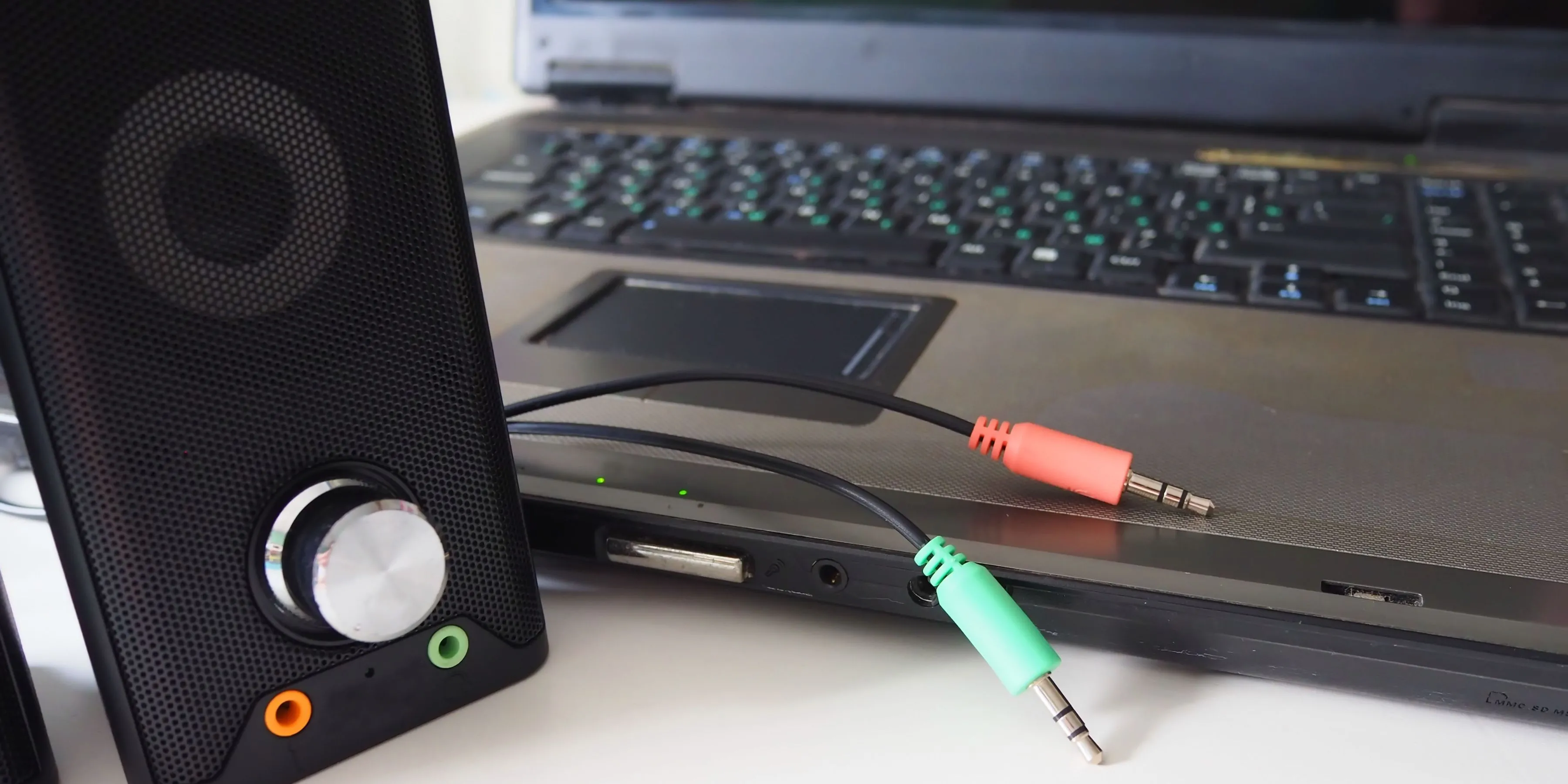 Hệ thống loa với nhiều dây cáp âm thanh 3.5mm kết nối với máy tính PC