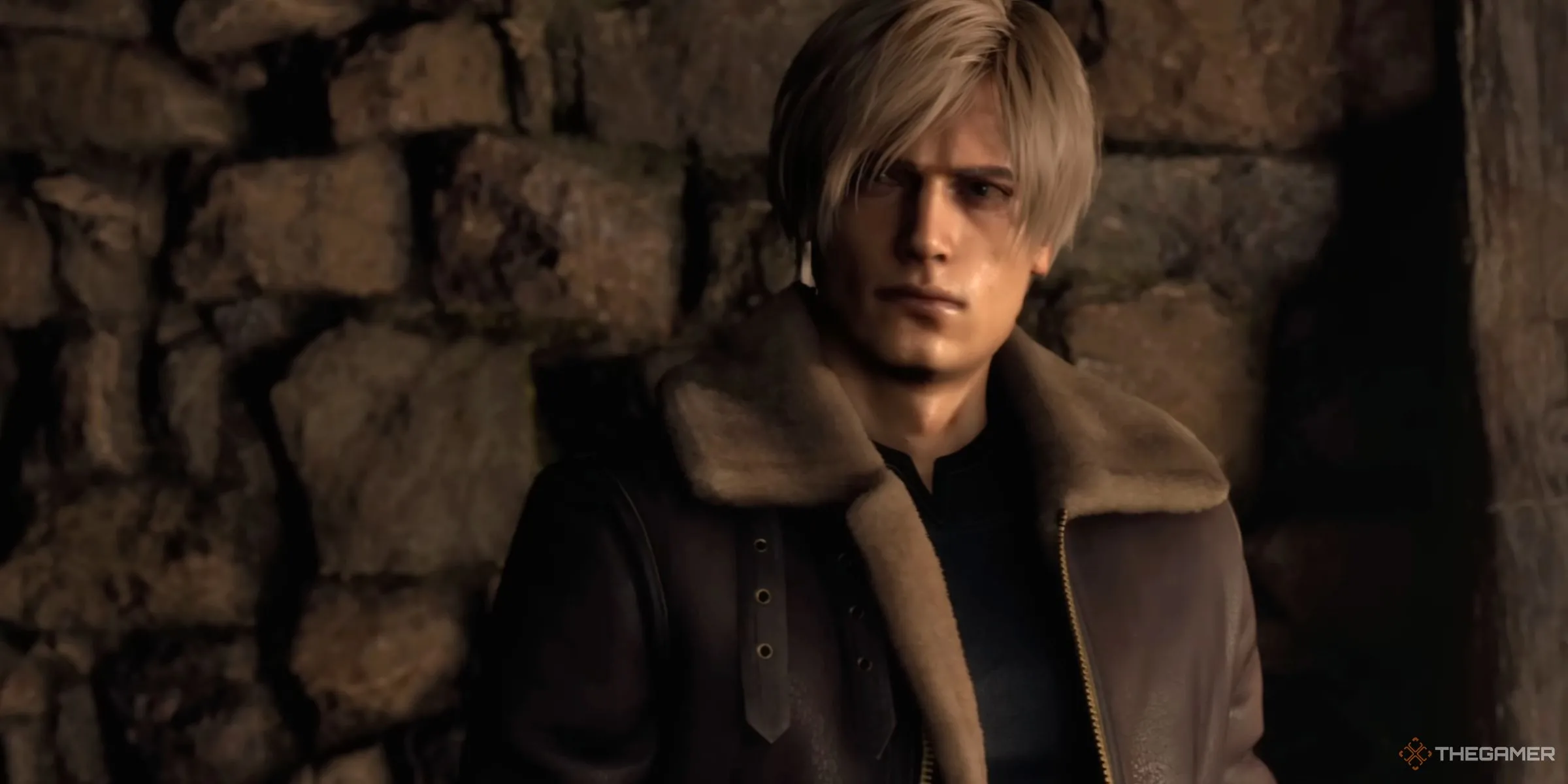 Leon Kennedy điều tra ngôi nhà bỏ hoang trong Resident Evil 4 Remake, bối cảnh quen thuộc của game thủ.