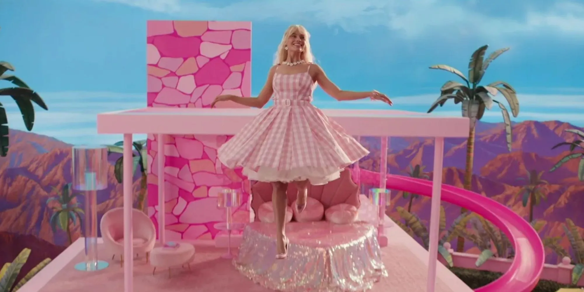 Margot Robbie trong vai Barbie bước ra khỏi Ngôi nhà Giấc mơ của cô