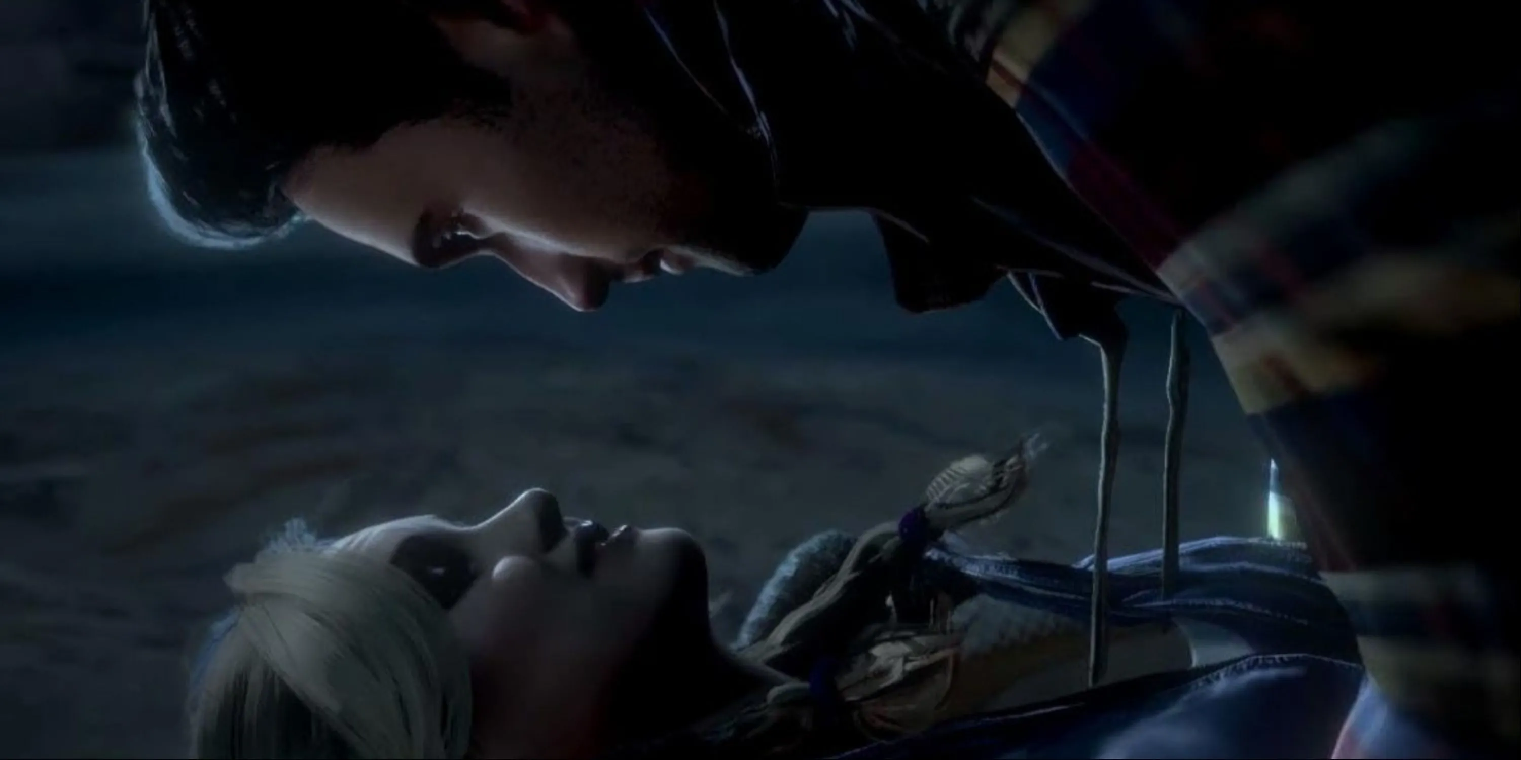 Mike và Jessica đang hôn nhau dưới ánh trăng tại biệt thự của Until Dawn, biểu tượng tình yêu nồng cháy.