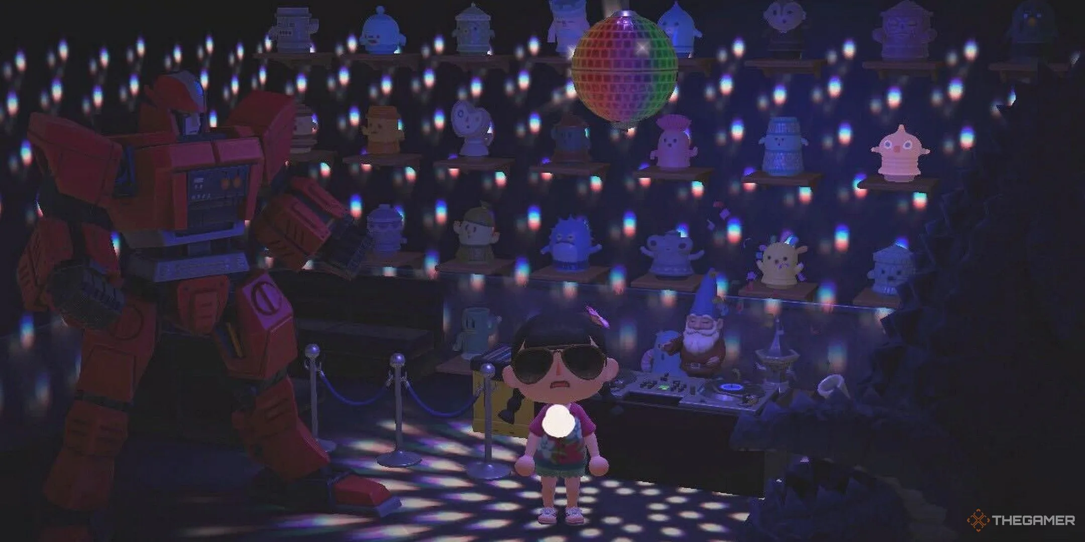 Một game thủ Animal Crossing New Horizons tại câu lạc bộ đêm tùy chỉnh được trang trí bằng Gyroids và tượng Transformers.