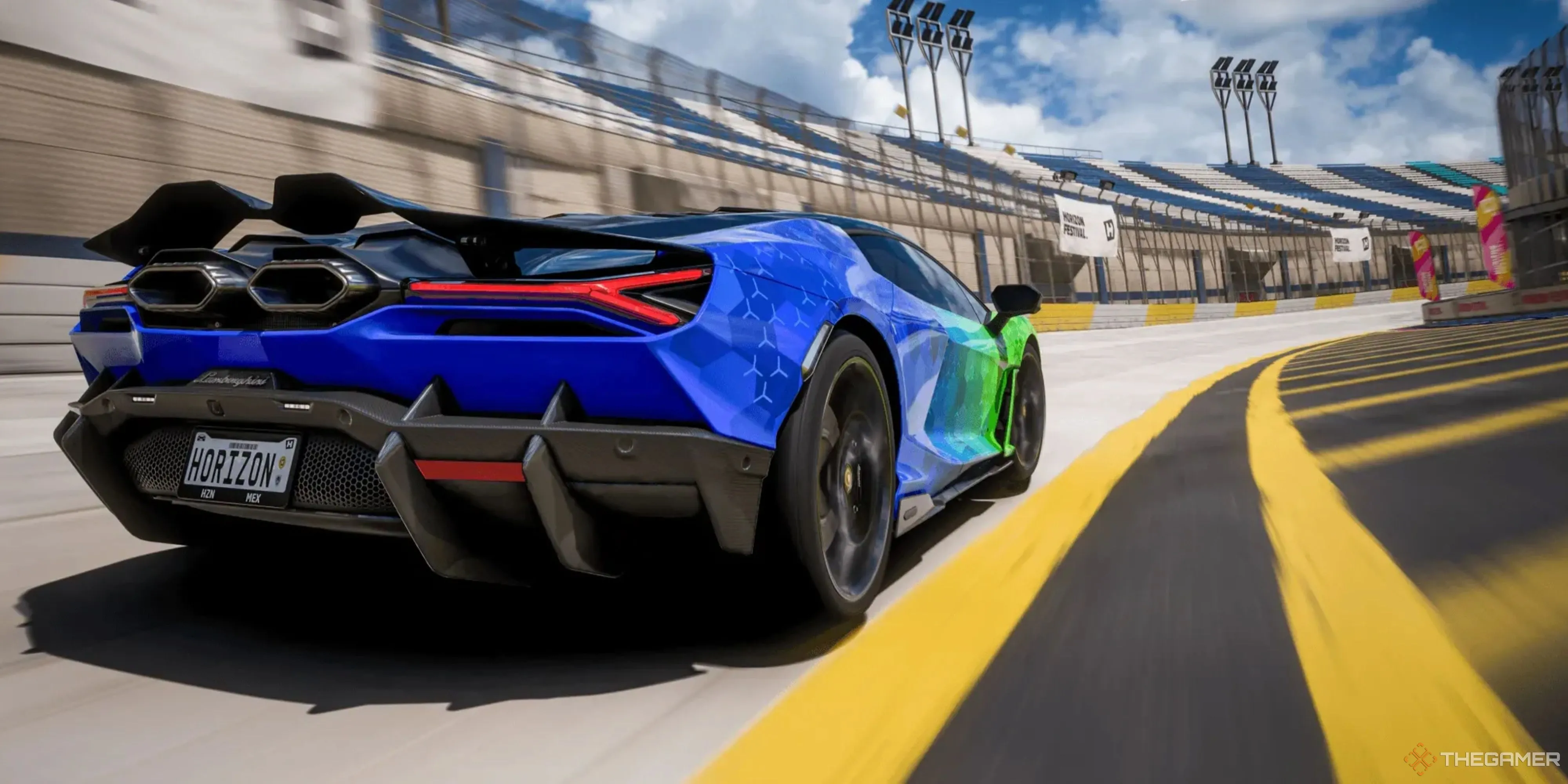 Siêu xe Lamborghini Revuelto với màu sơn Xbox và PlayStation trong Forza Horizon 5 trên PS5